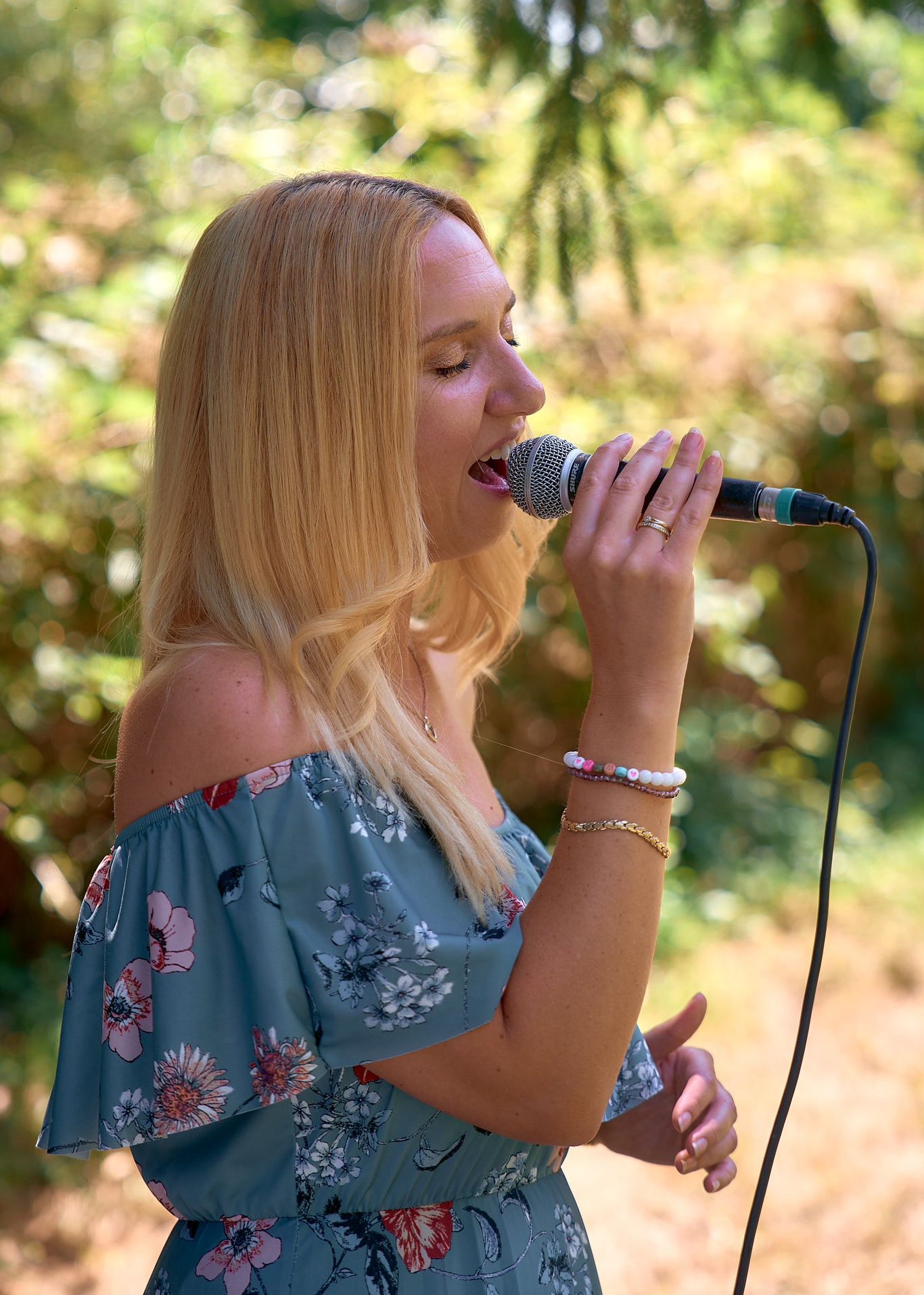 Eine junge Frau singt in ein Mikrofon