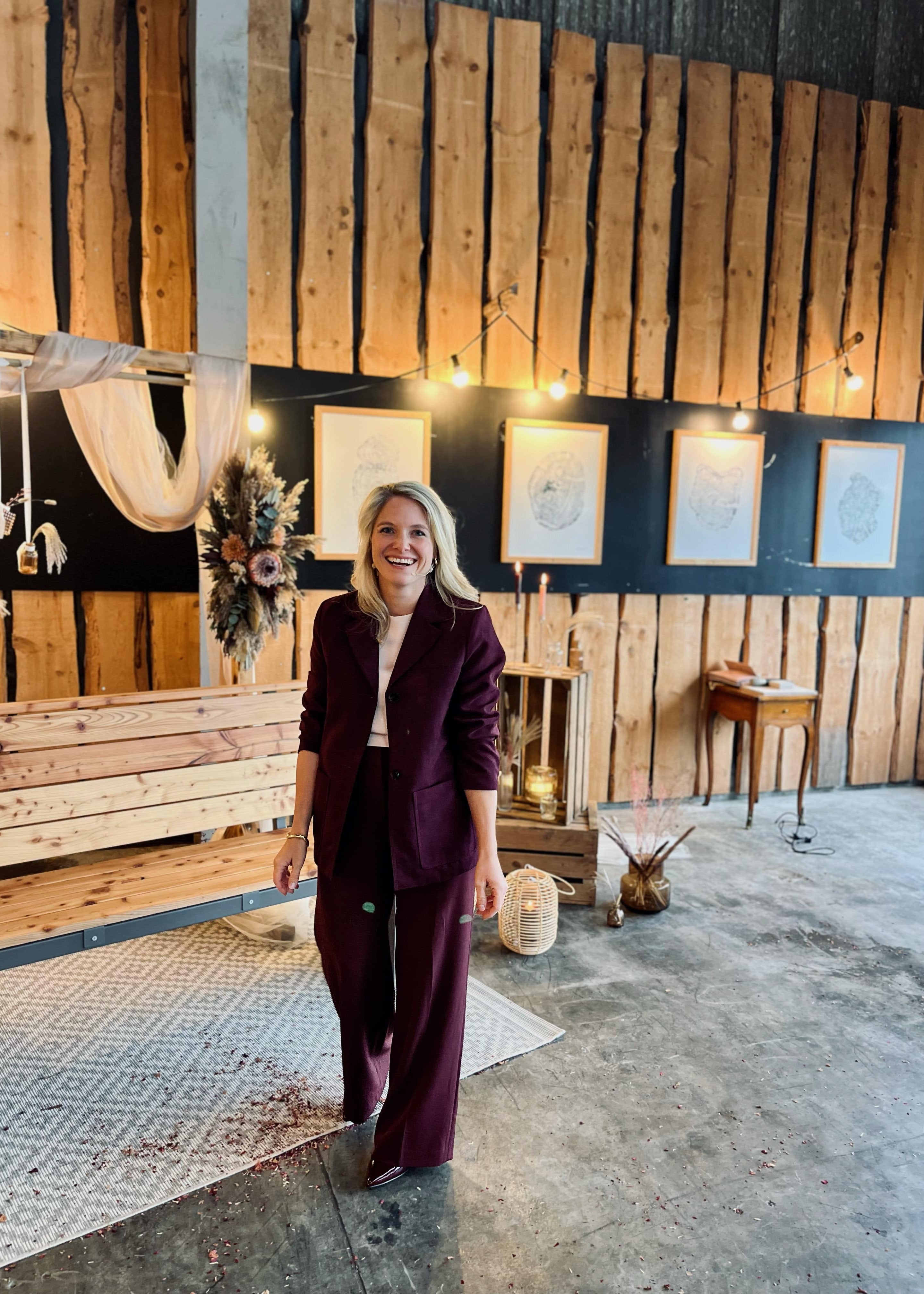 Eine junge Frau schaut lächelnd in die Kamera