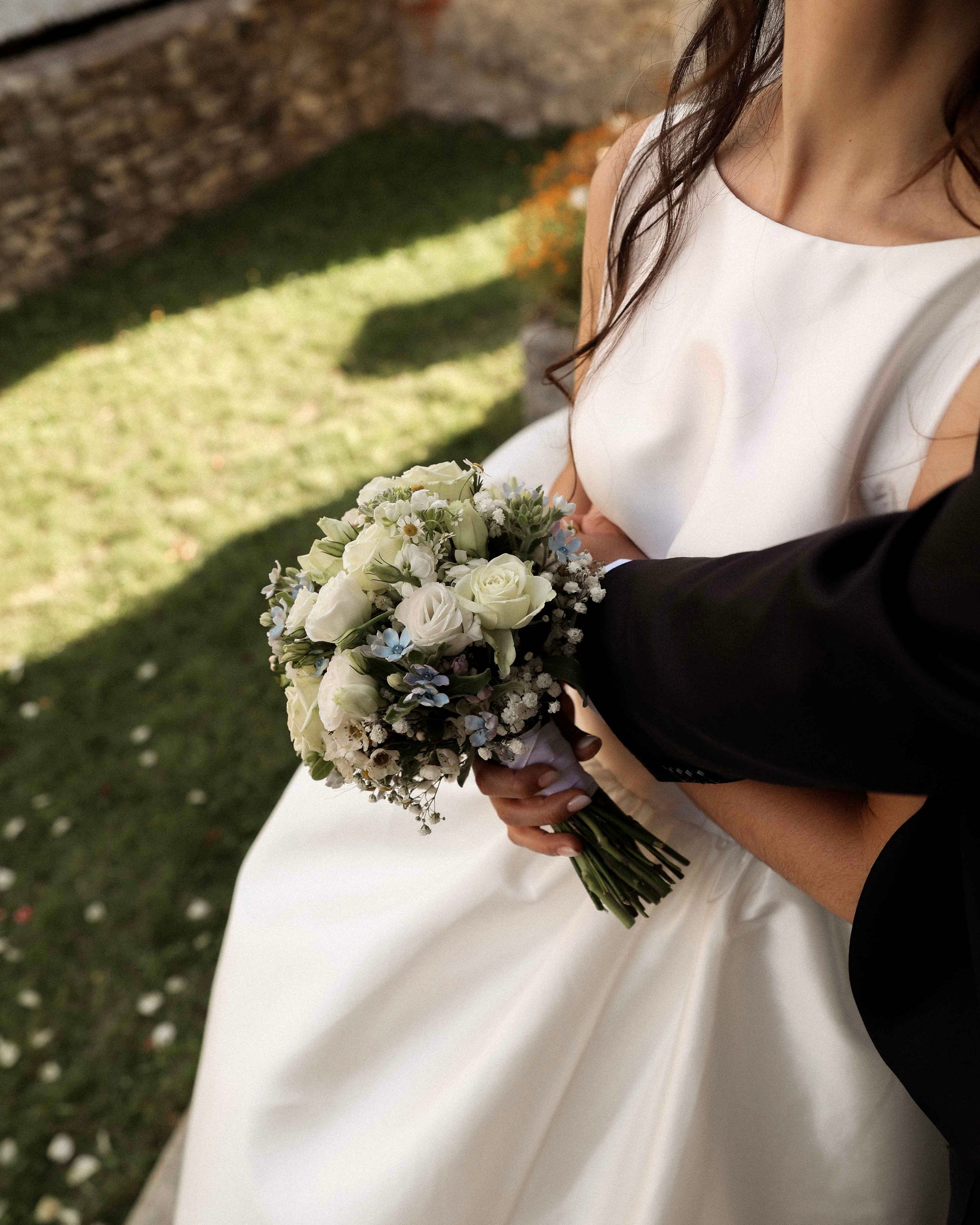 Braut hält ihren Brautstrauß