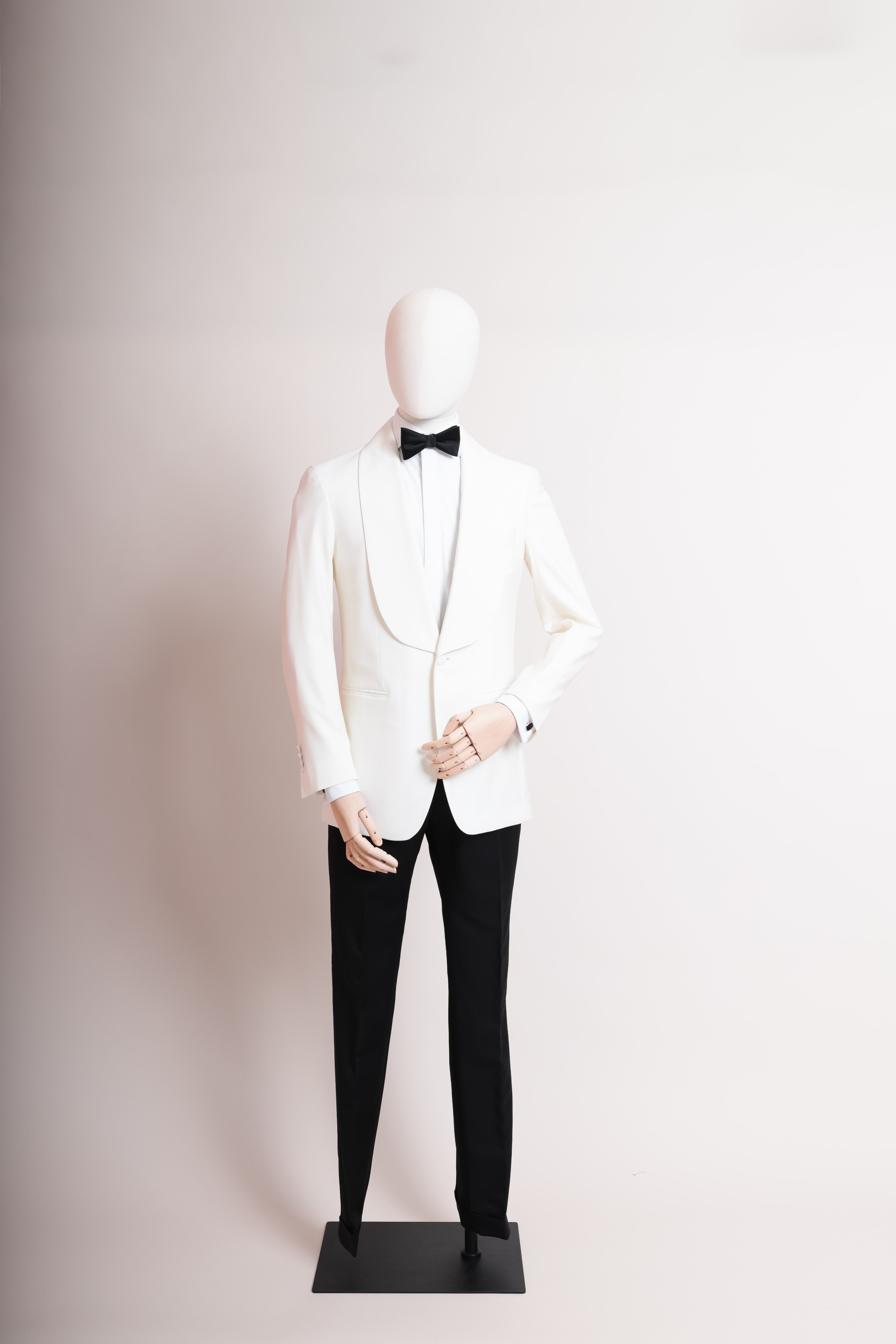 Dinnerjacket samt Hose, Hemd, Schuhe und Schleife auf Büste