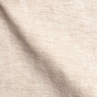 Detailaufnahme sand-beiger Leinenstoff mit feinem Fischgrätmuster, natürliche Herringbone-Webstruktur, Premium-Qualität für Leinen Hemd Herren