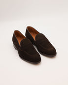 Dunkelbrauner Penny Loafer aus Wildleder von vorne
