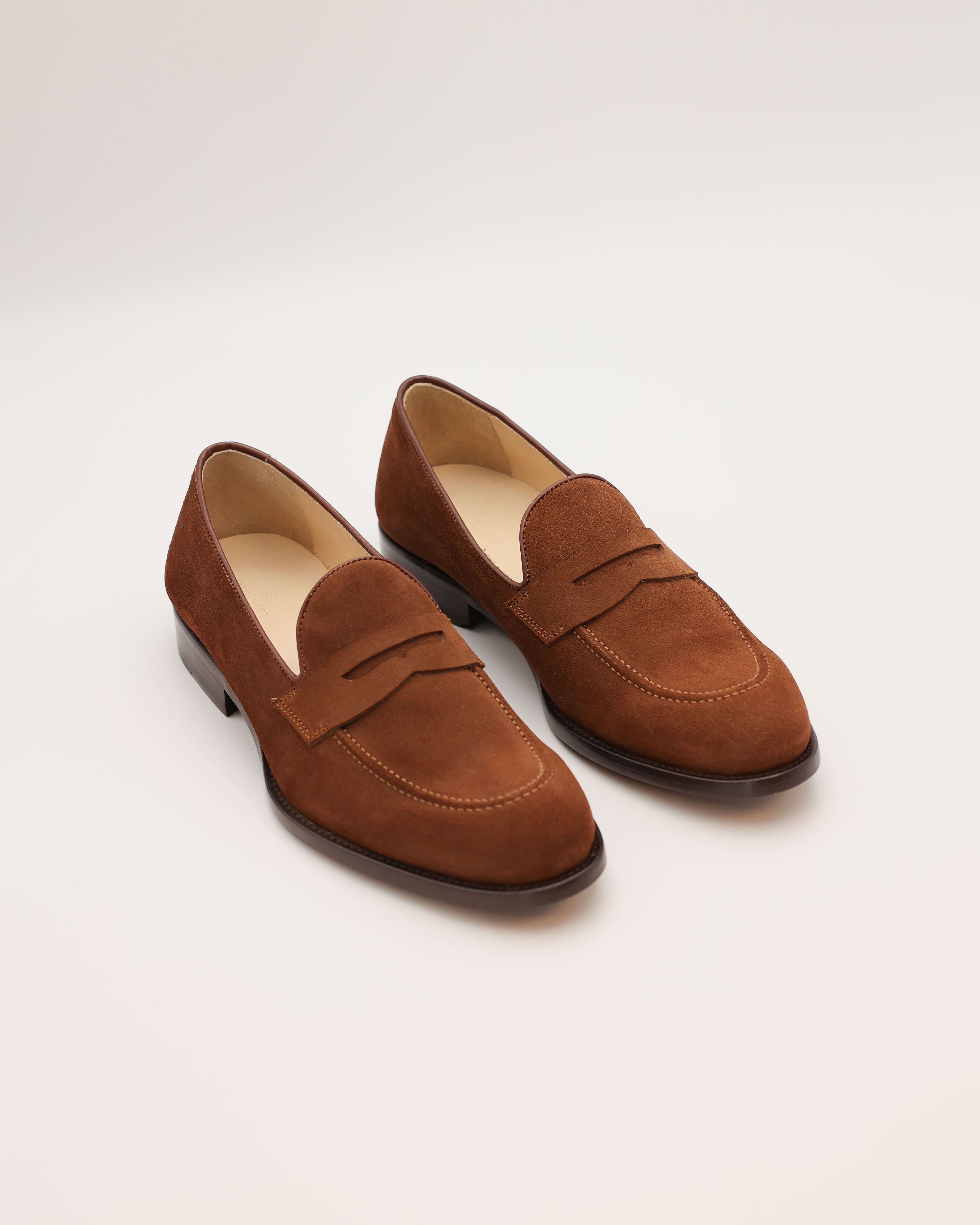 Mittelbrauner Penny Loafer aus Wildleder von vorne