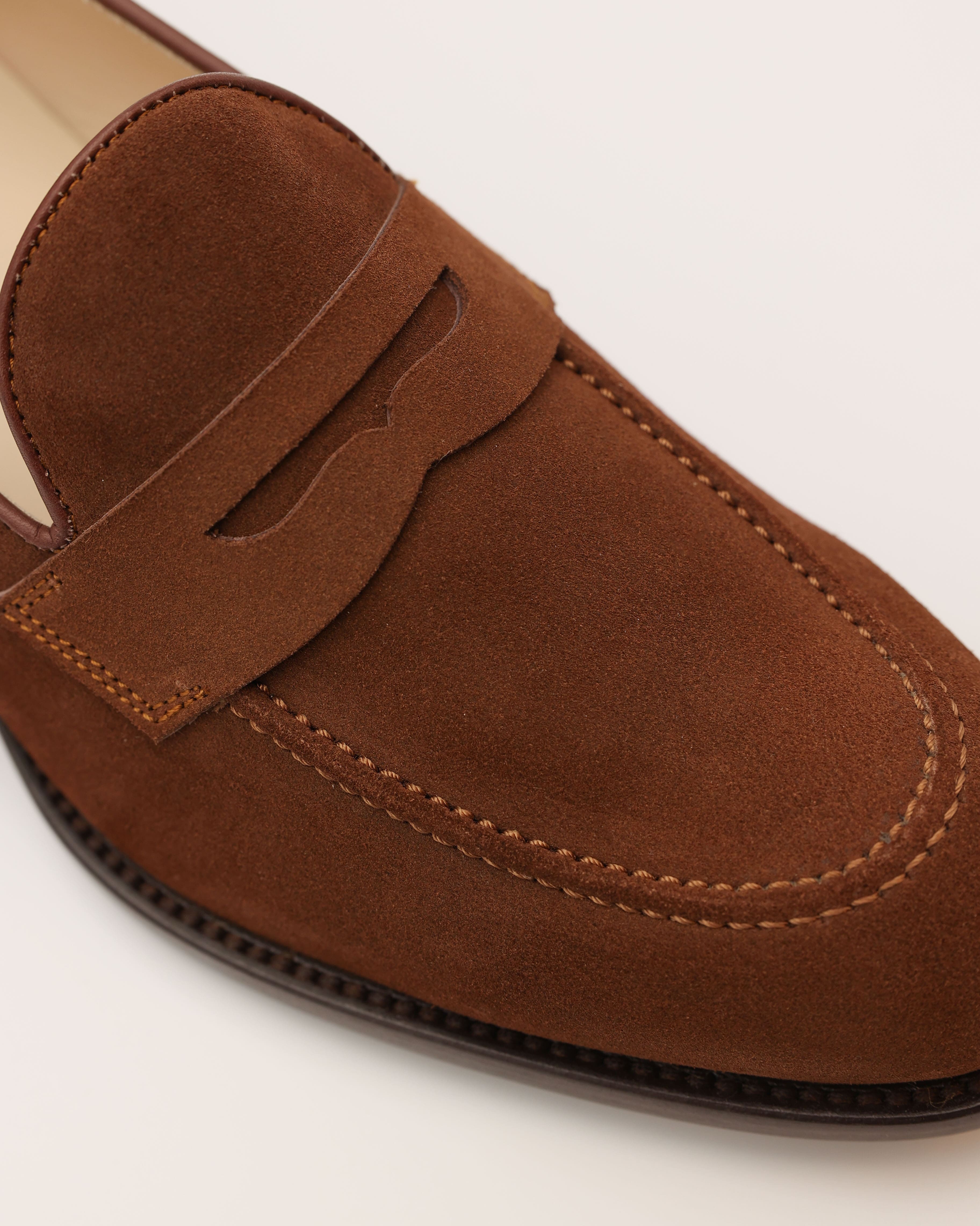 Mittelbrauner Penny Loafer aus Wildleder als Detailansicht
