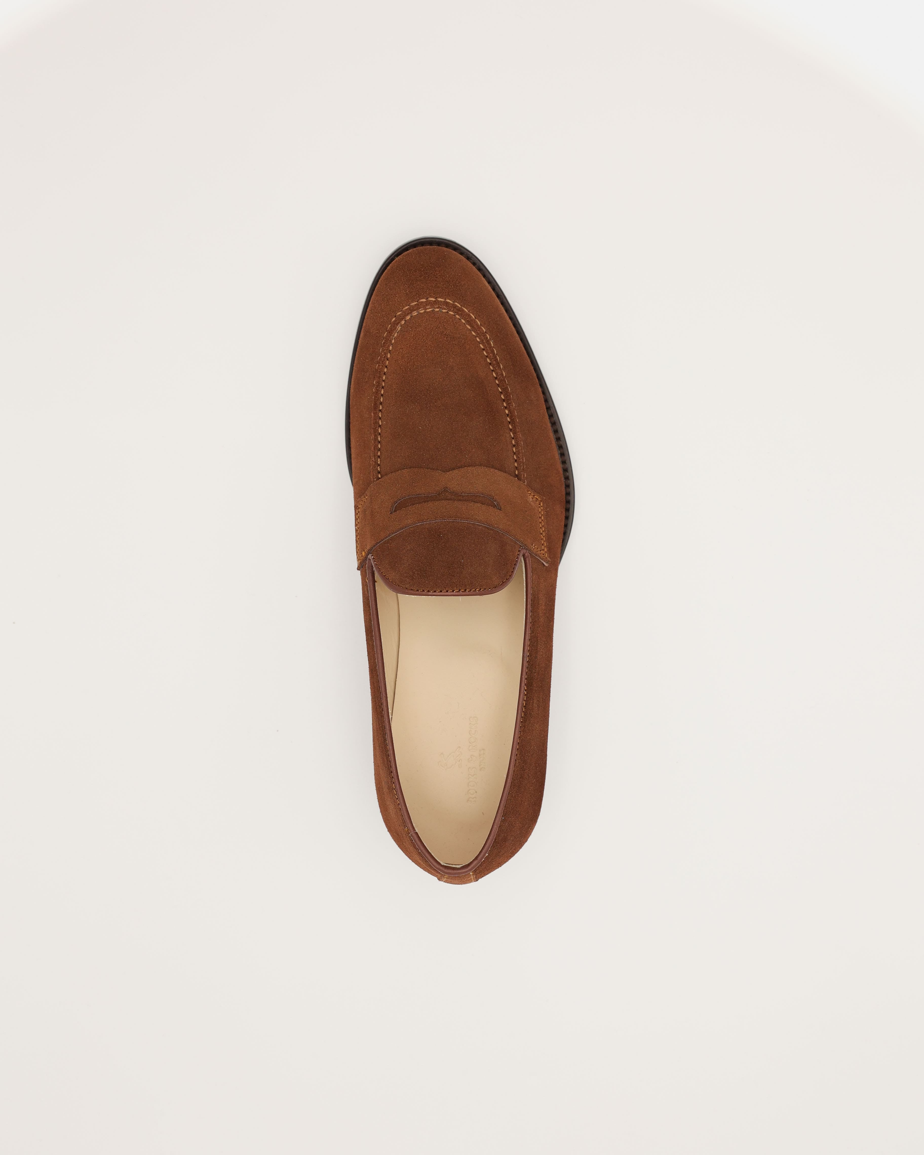 Mittelbrauner Penny Loafer aus Wildleder als Detailansicht von oben