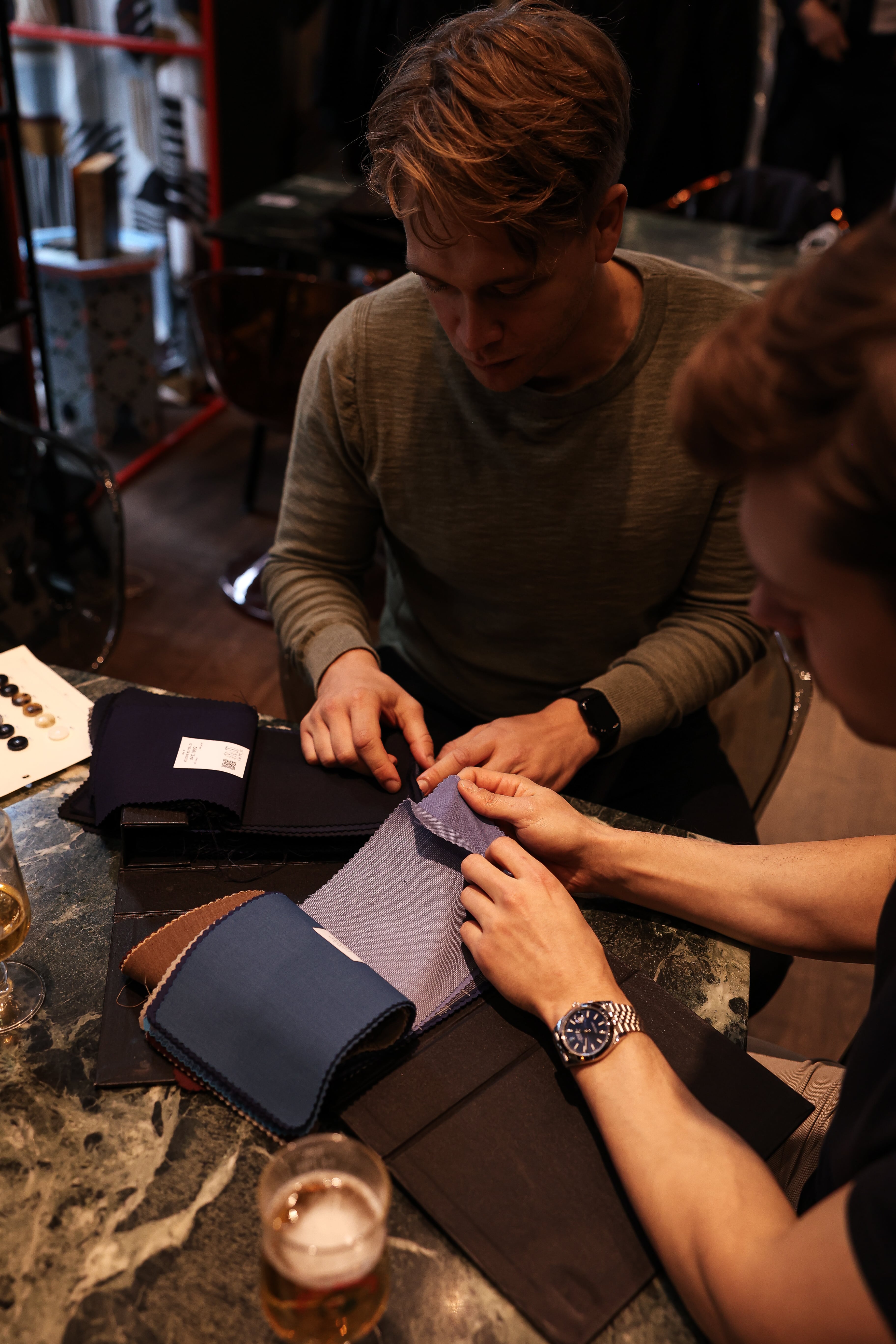 Die Stoffauswahl für einen Massanzug