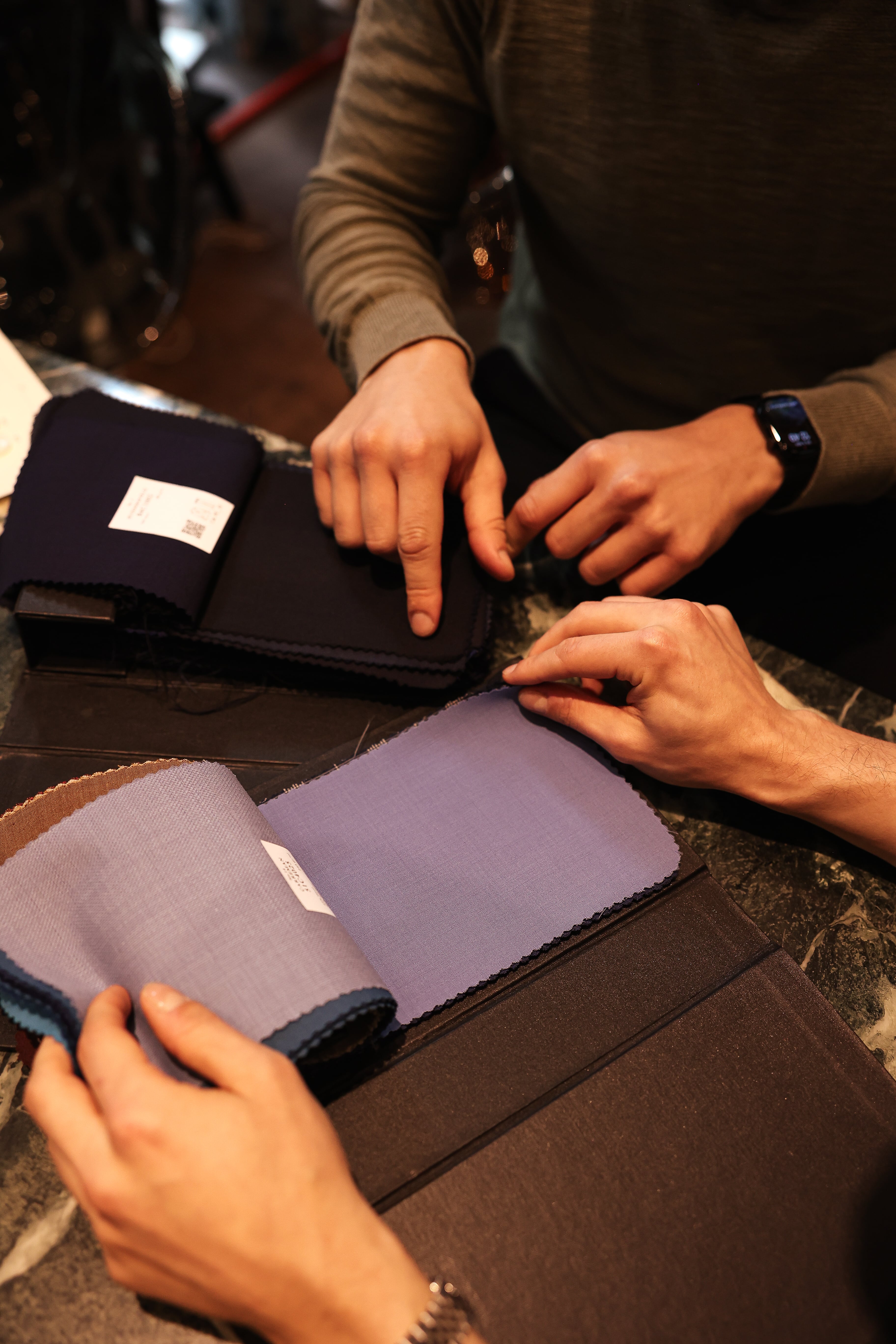 Die Stoffauswahl für einen Maßanzug