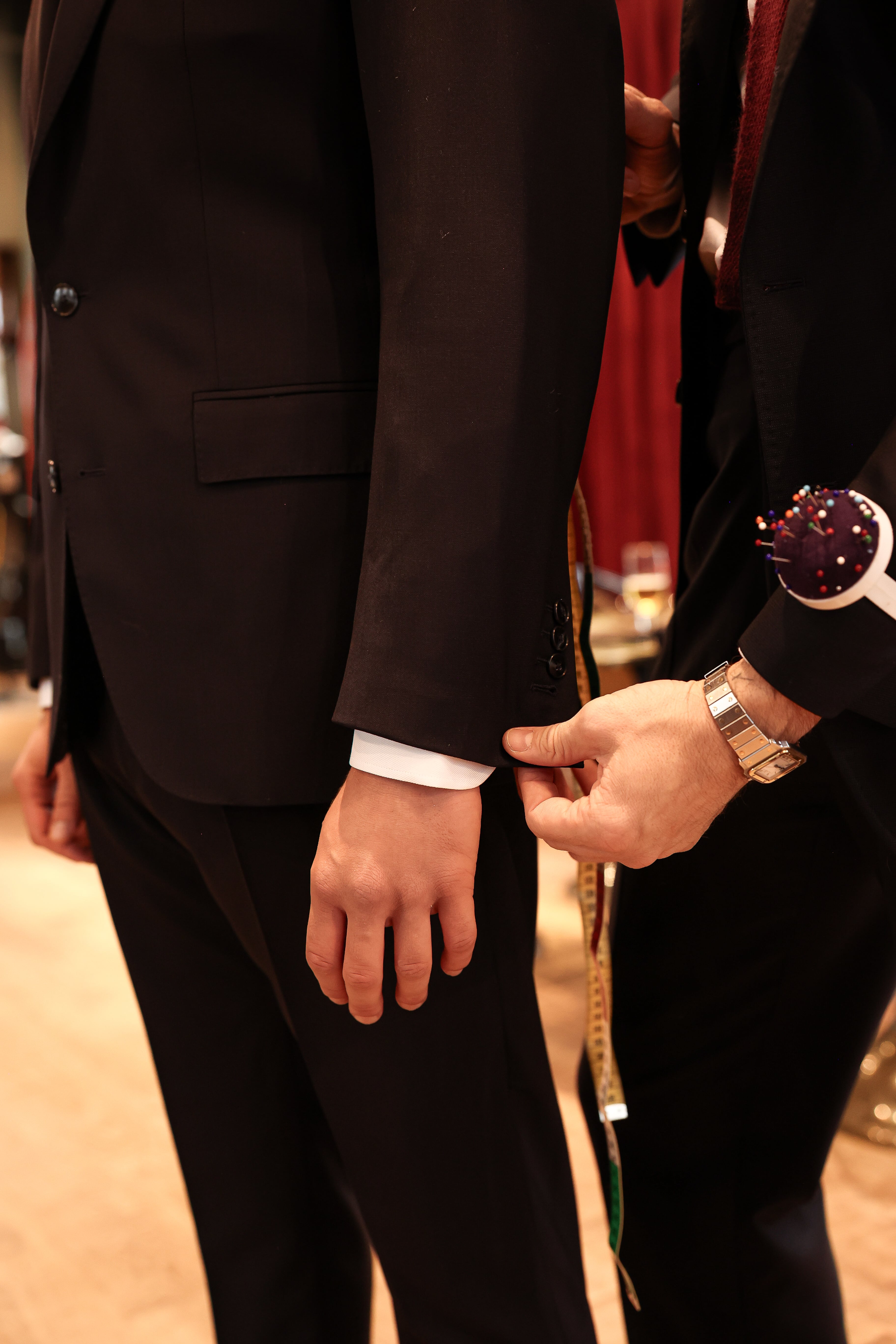 Das Ausmessen der Ärmellänge eines Massanzuges