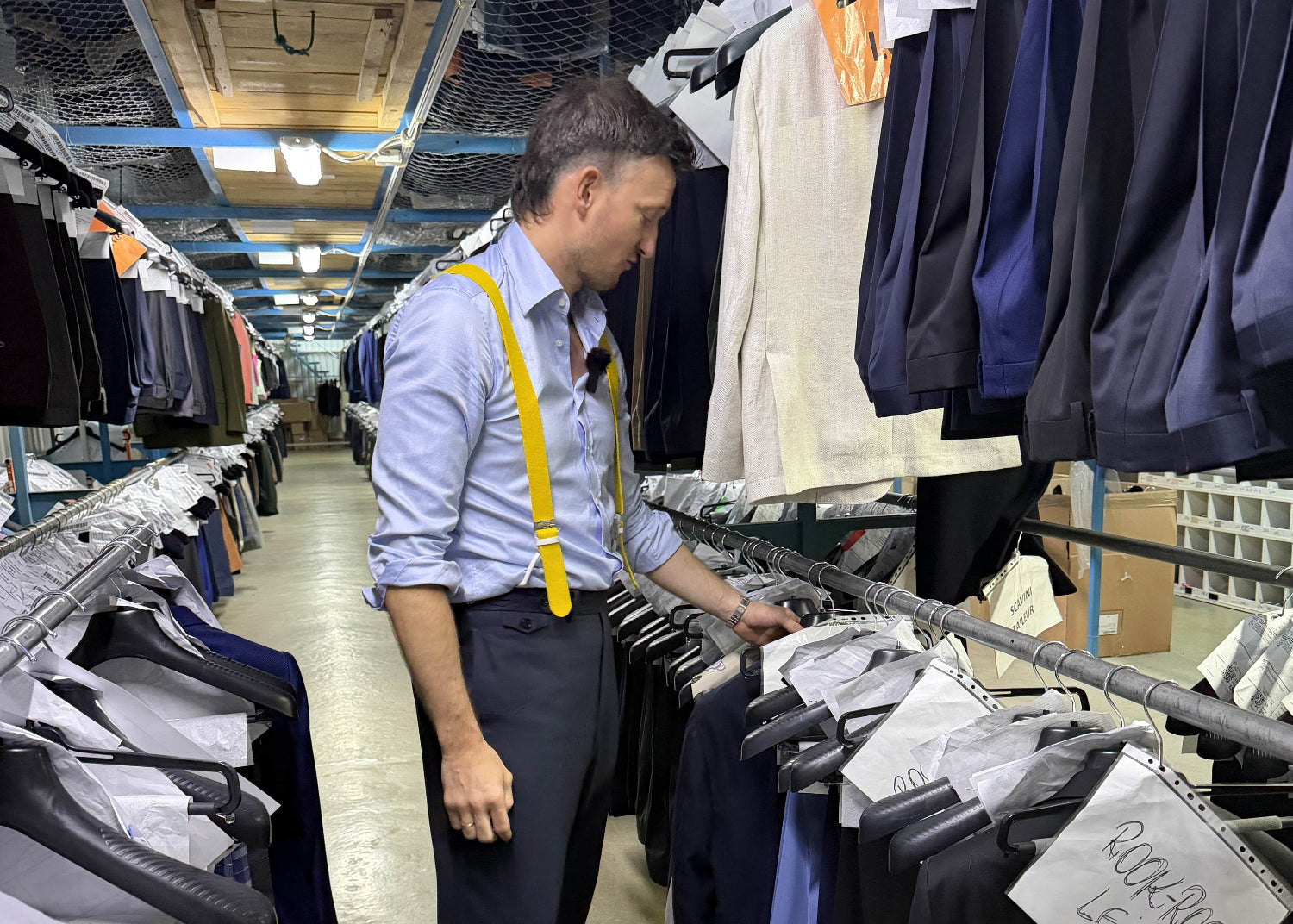 Viktor kontrolliert die Anfertigungen in der Manufaktur persönlich