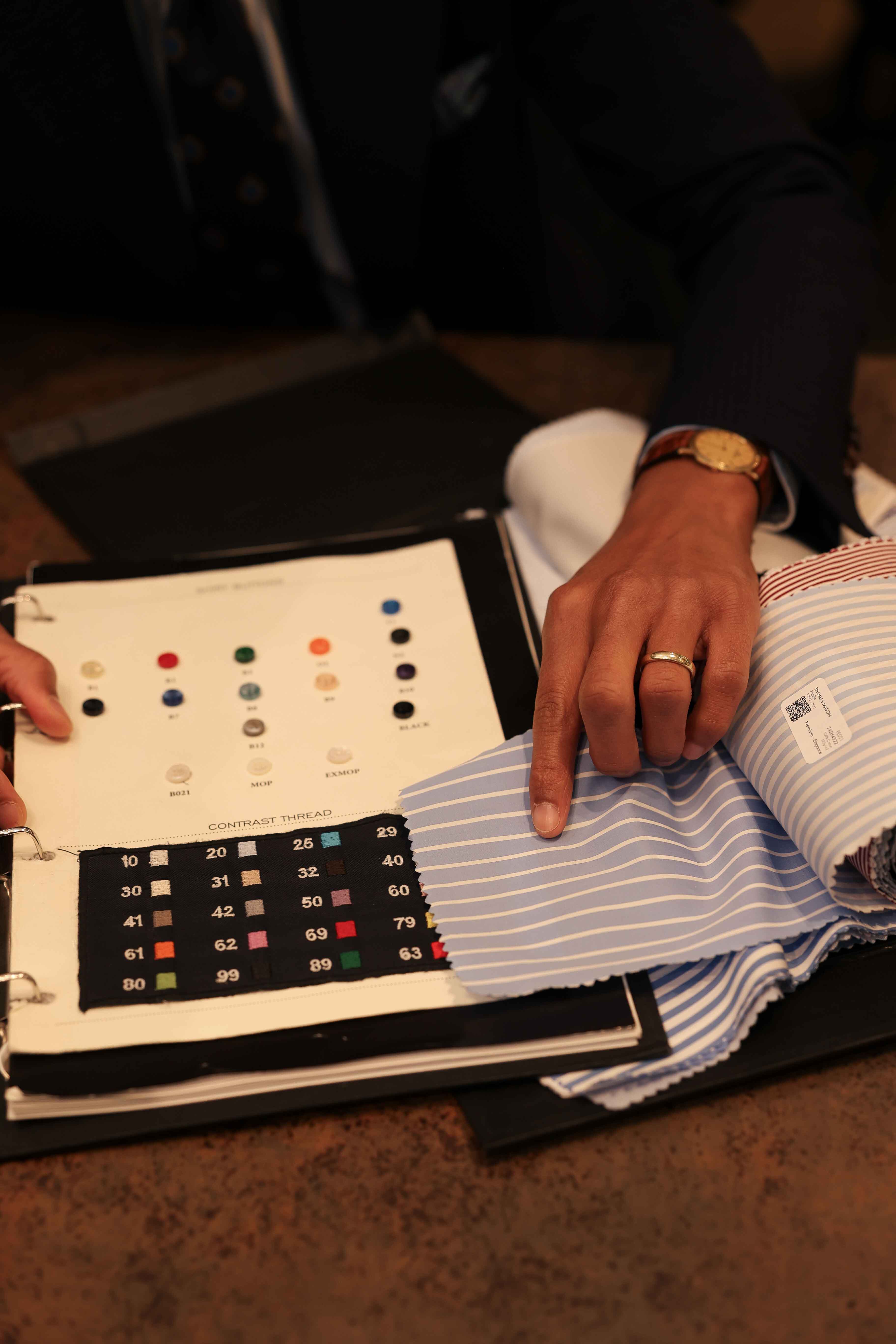 Beratung bei der Auswahl des Stoffes eines Maßhemdes