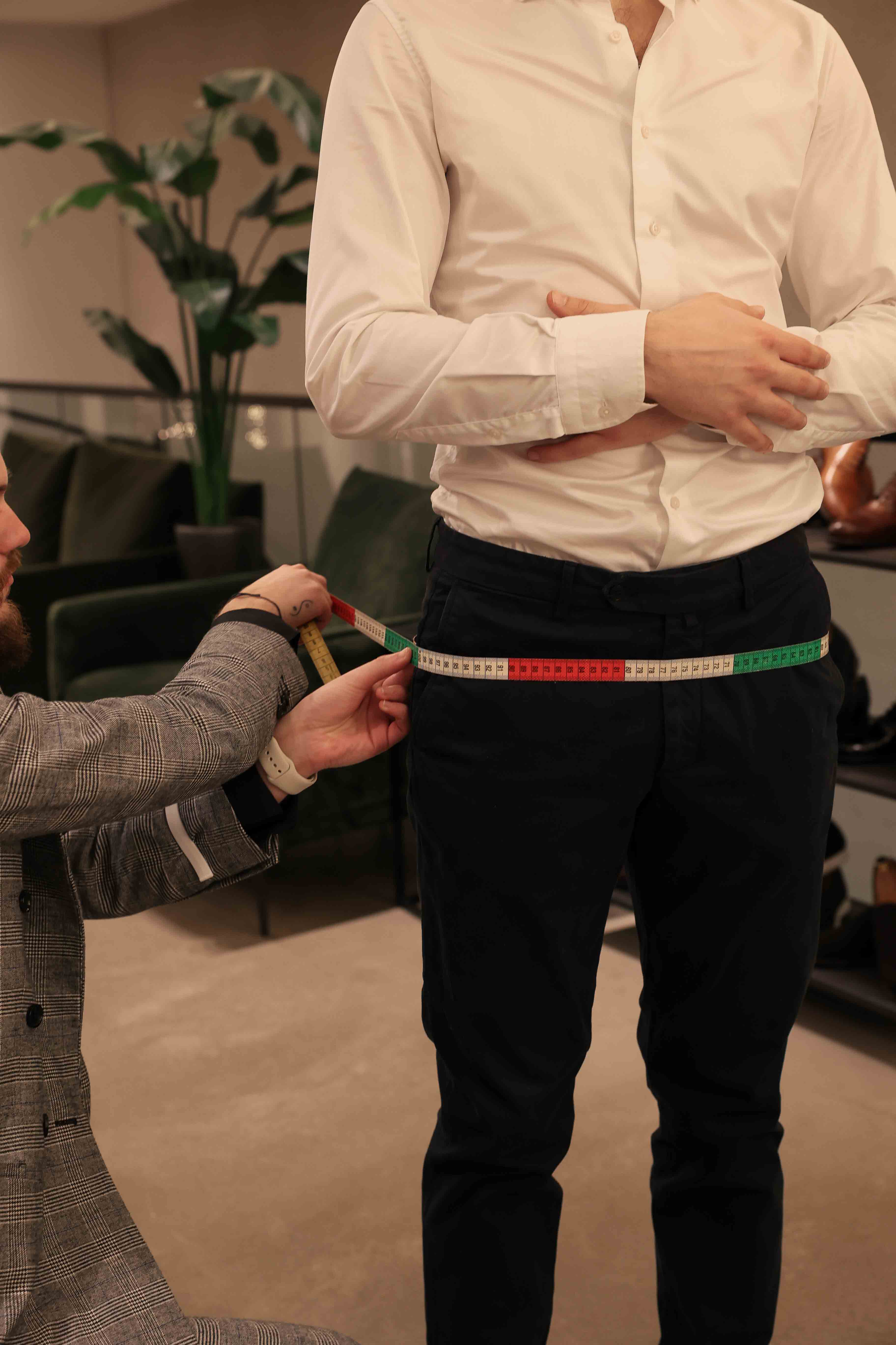 Das Gesäß des Kunden wird ür eine Chino ausgemessen