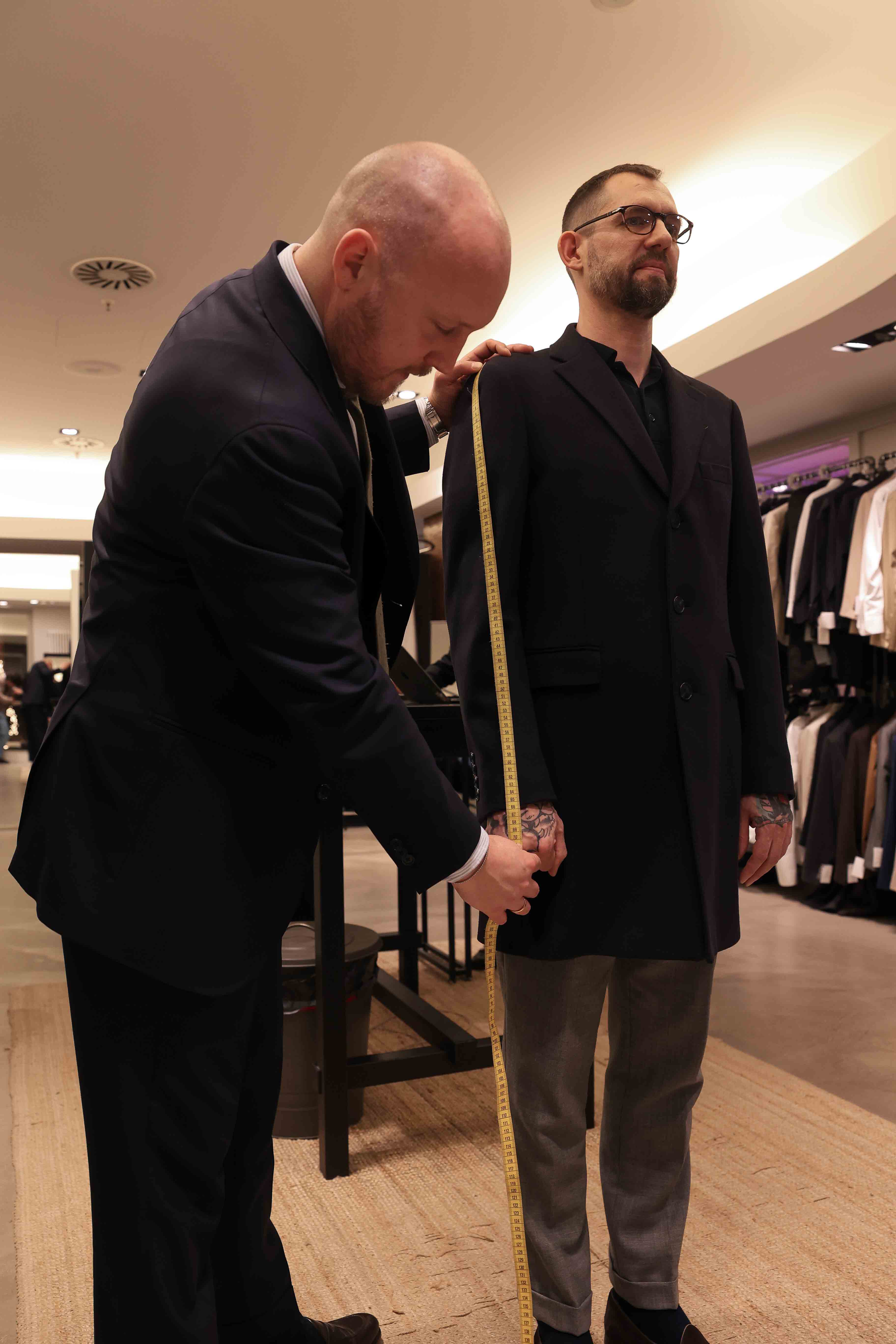 Vermessung der Ärmellänge des Kunden