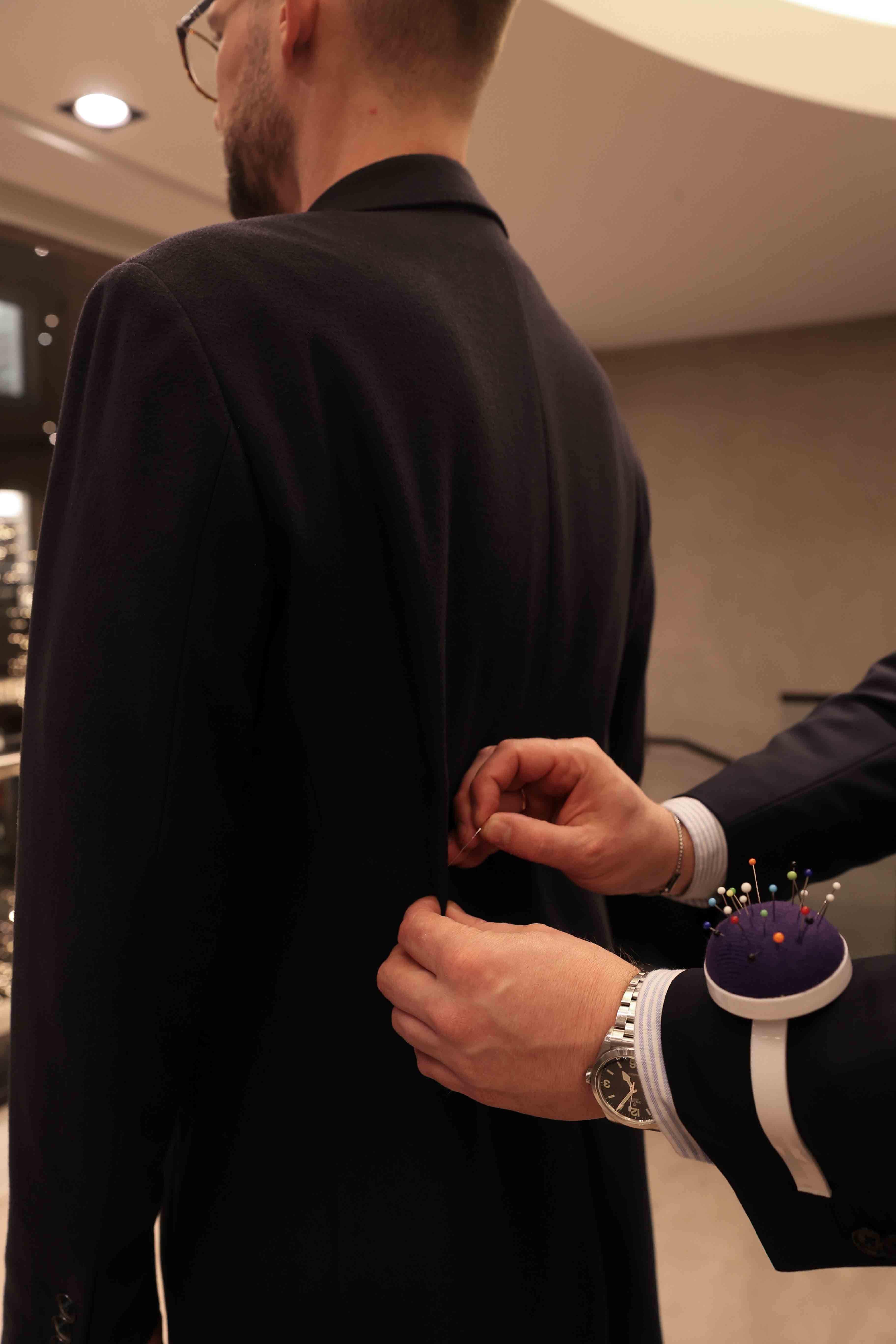 Kunde im Mantel wird abgesteckt