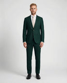 Mann im mittelgrünen Anzug von vorne fotografiert