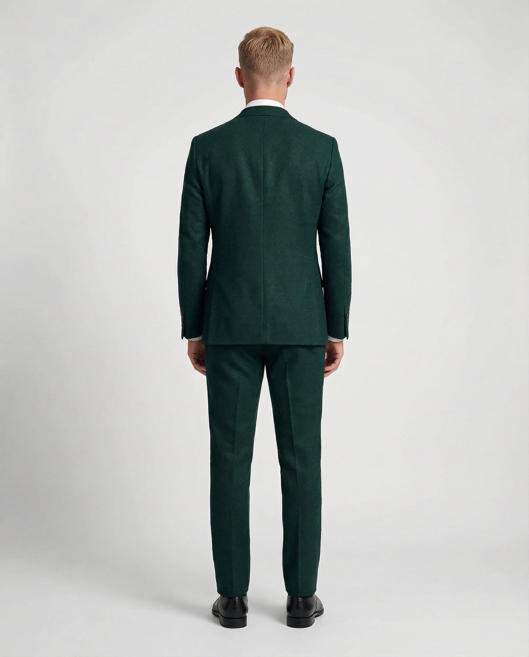 Mann im mittelgrünen Anzug von hinten fotografiert
