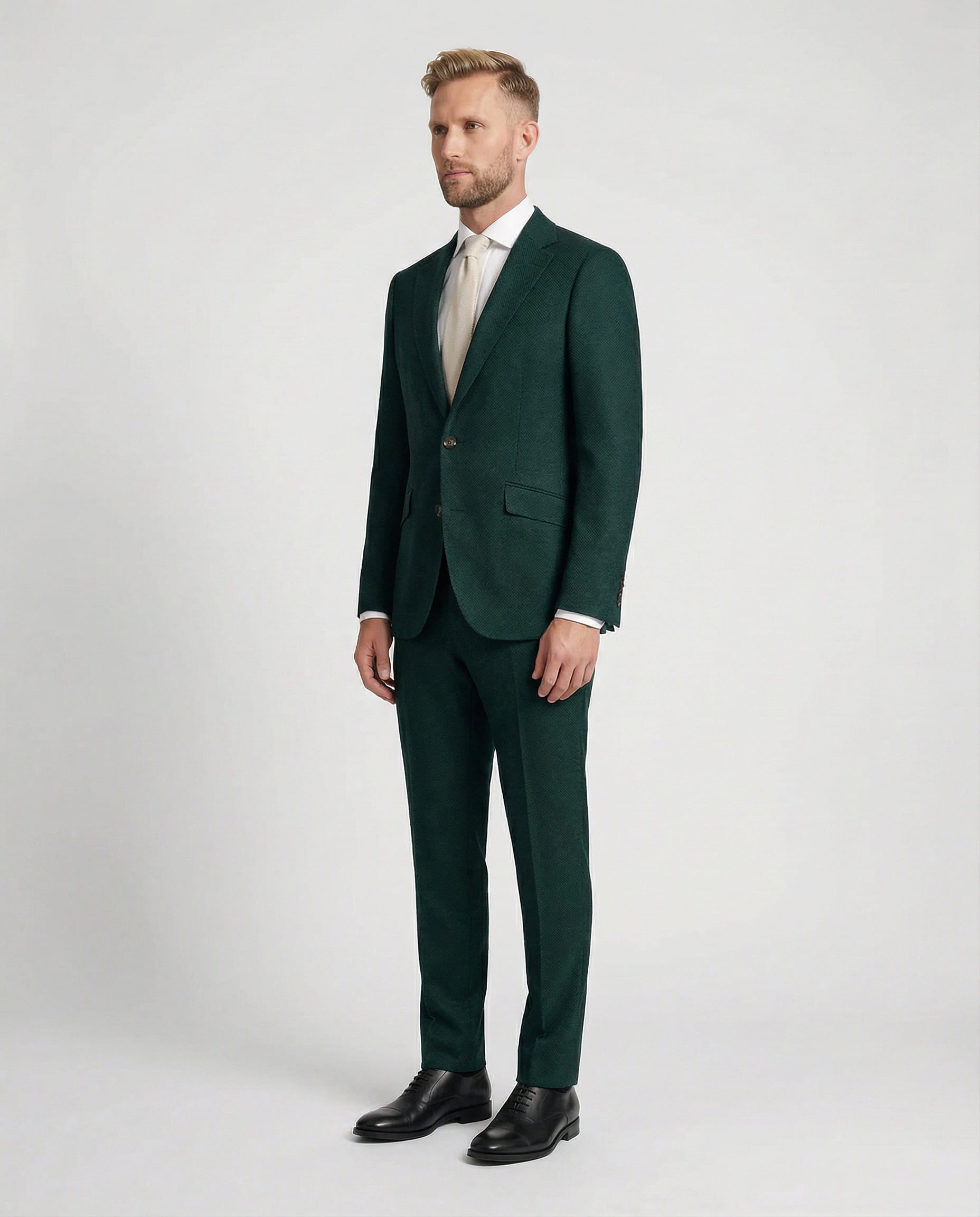 Mann im mittelgrünen Anzug seitlich fotografiert