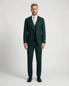 Mann im mittelgrünen Anzug mit Weste von vorne fotografiert