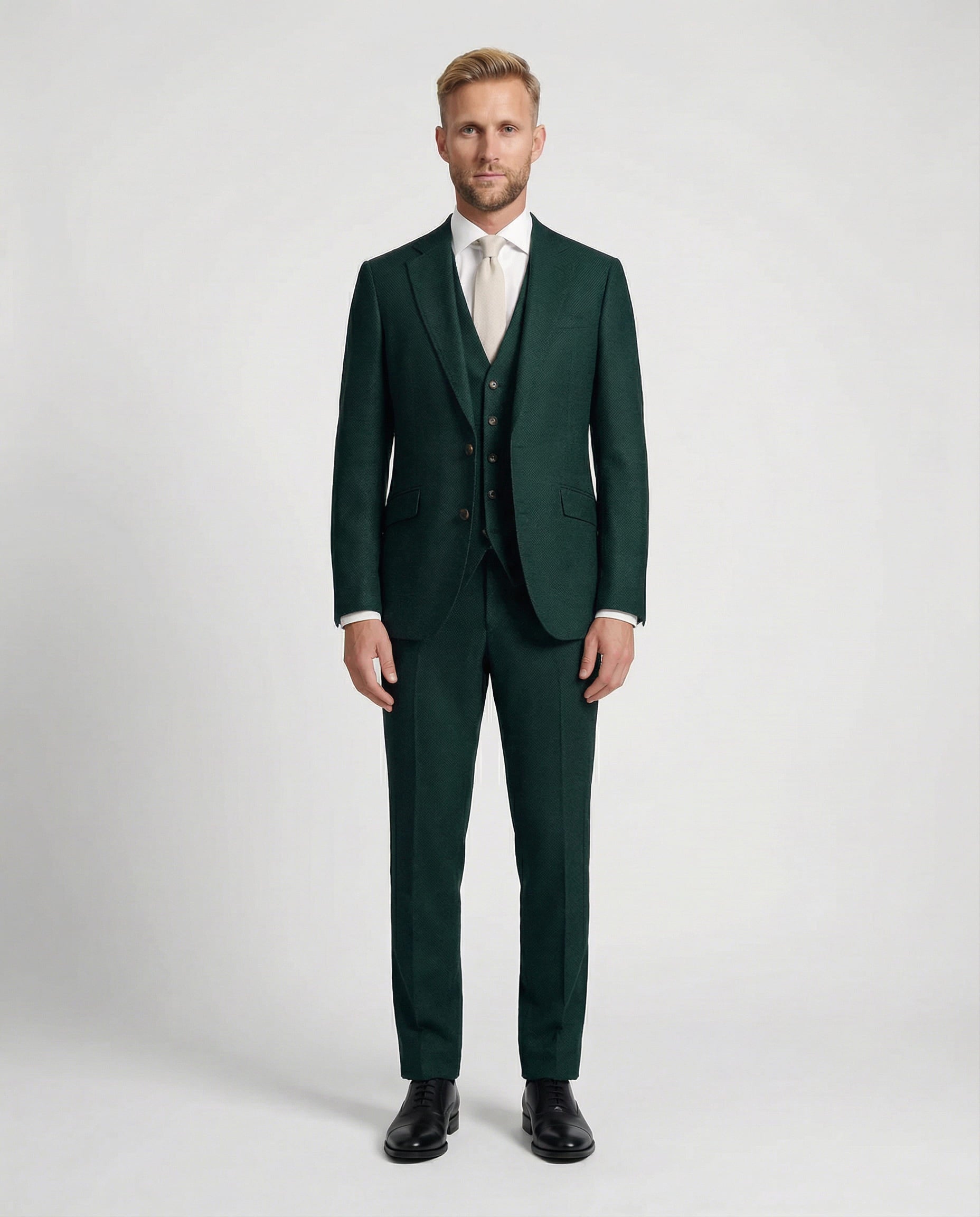 Mann im mittelgrünen Anzug mit Weste von vorne fotografiert
