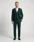 Mann im mittelgrünen Anzug mit Weste und Hand in der Tasche von vorne fotografiert
