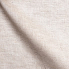 Detailaufnahme naturweißer Leinenstoff, natürliche Leinenstruktur mit charakteristischer Textur, Premium-Qualität für Leinen Maßhemd Herren