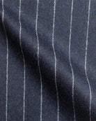 Nahaufnahme des navyblauen Flanellstoffs mit weißen Kreidestreifen in weichem Faltenwurf