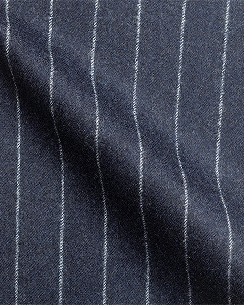 Nahaufnahme des navyblauen Flanellstoffs mit weißen Kreidestreifen in weichem Faltenwurf