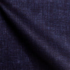 Detailaufnahme navy Leinenstoff, natürliche Leinenstruktur, Premium-Qualität für marineblaues Maßhemd Herren
