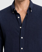 Detailaufnahme Button-Down-Kragen navy Seersucker Hemd Herren, charakteristische Seersucker-Struktur, Perlmuttknöpfe