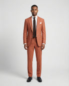 Mann im orangen Anzug mit offenem Sakko von vorne fotografiert