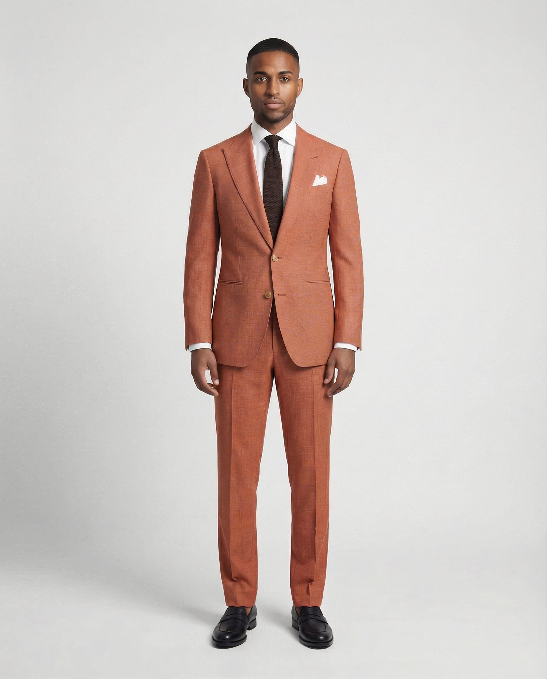 Mann im orangen Anzug mit geschlossenem Sakko von vorne fotografiert