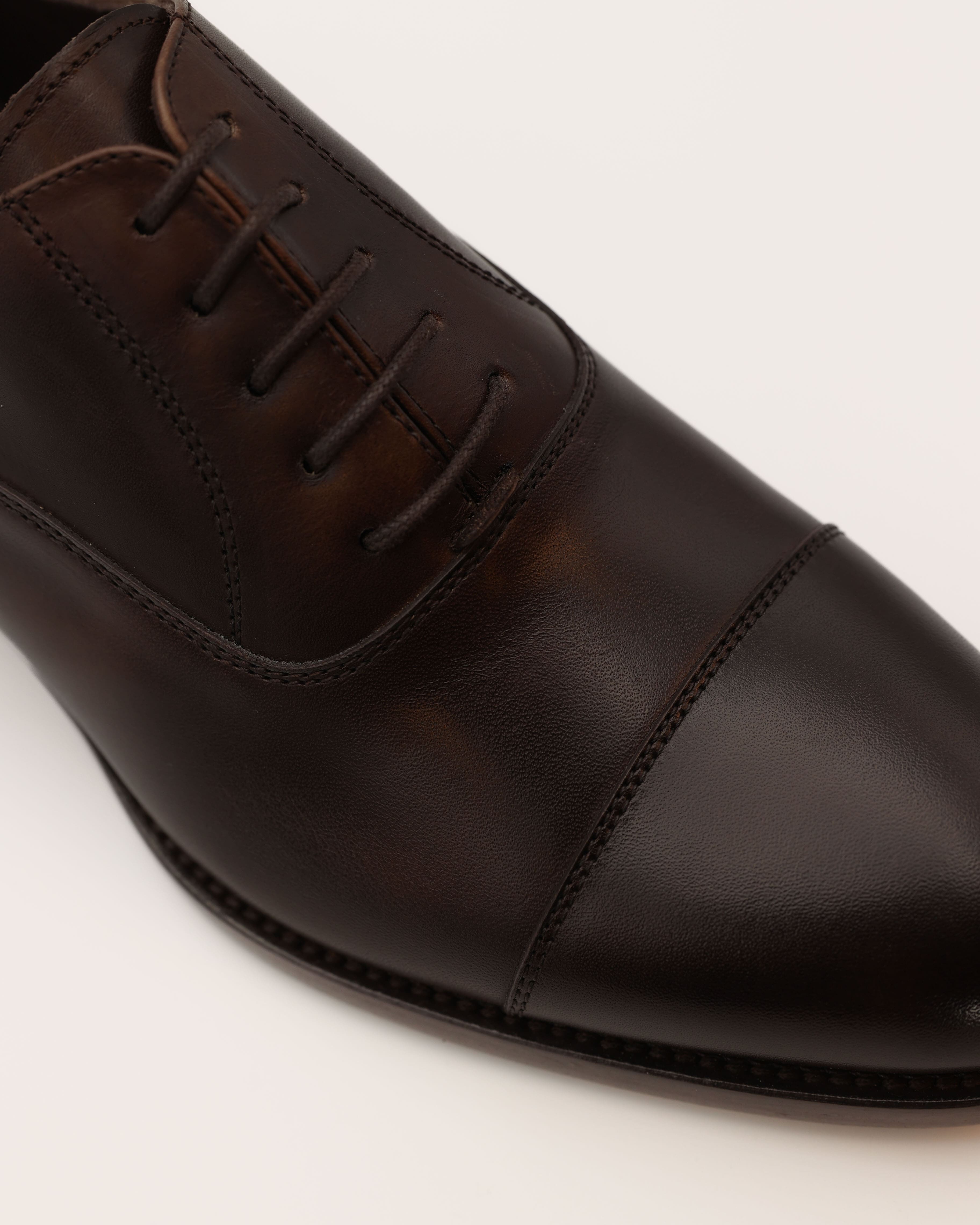 Dunkelbrauner Oxford Captoe aus handbemaltem Kalbsleder als Detailansicht