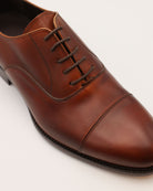 Mittelbrauner Oxford Captoe aus handbemaltem Kalbsleder als Detailansicht