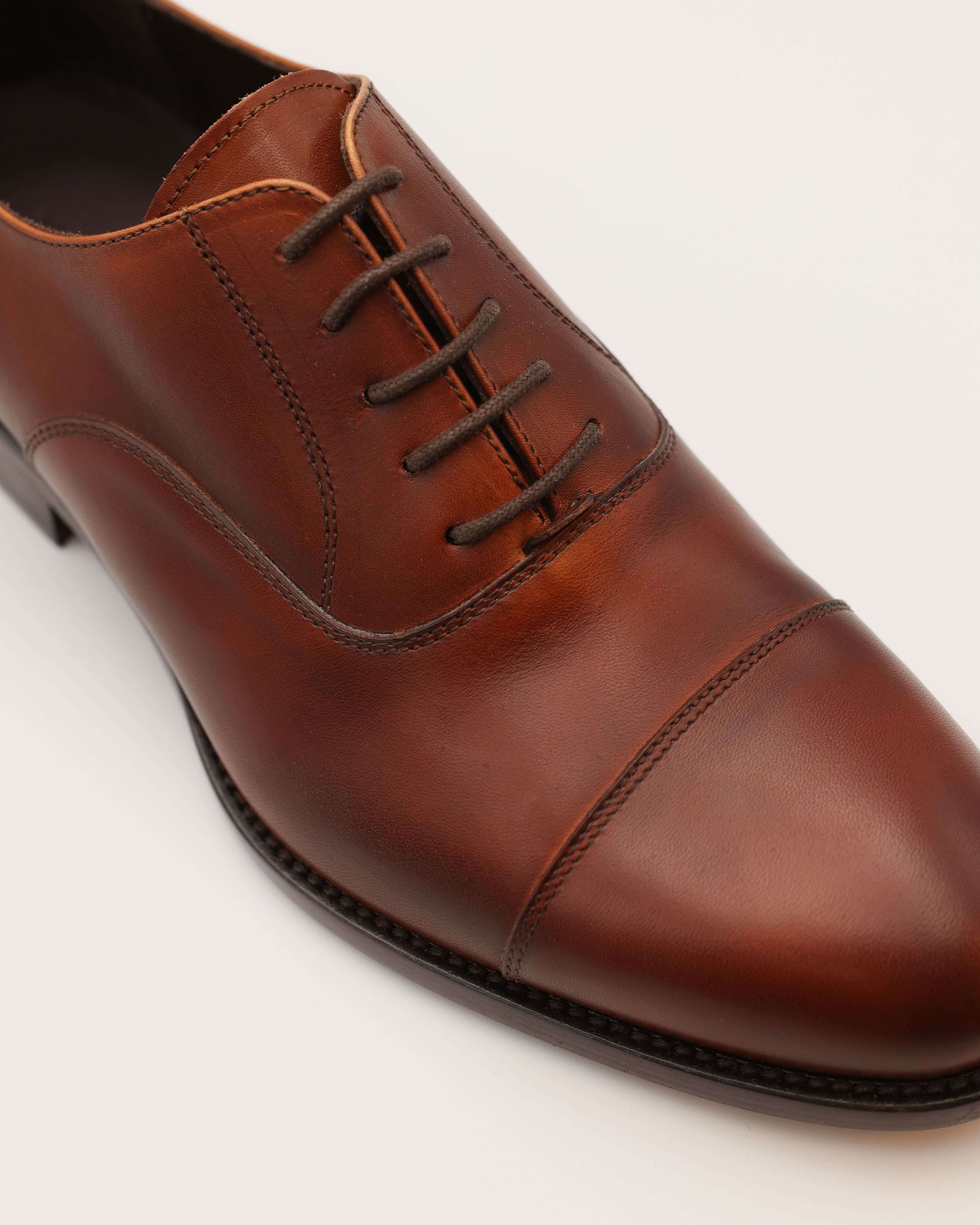 Mittelbrauner Oxford Captoe aus handbemaltem Kalbsleder als Detailansicht