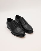Schwarzer Oxford Captoe aus Kalbsleder von vorne