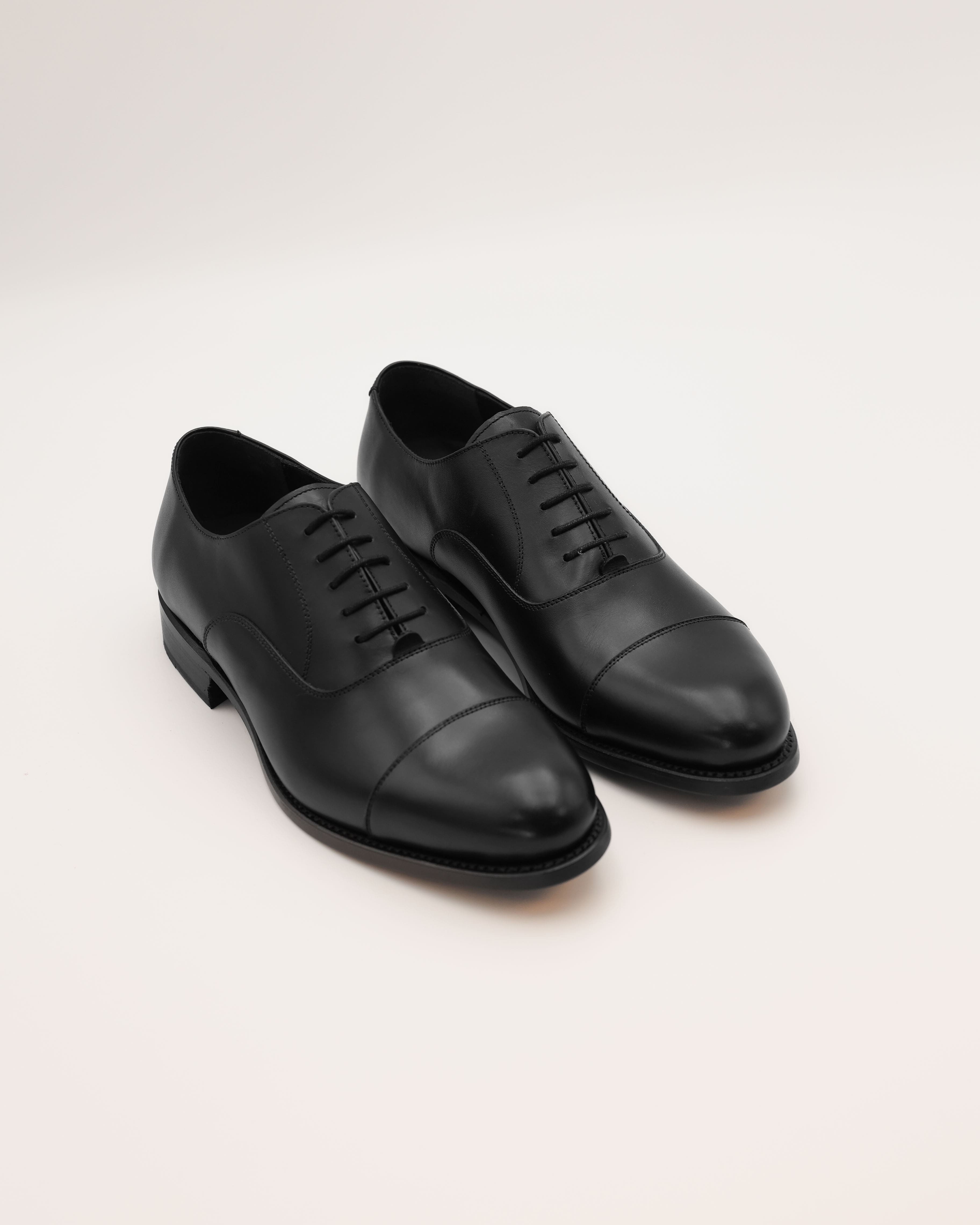 Schwarzer Oxford Captoe aus Kalbsleder von vorne