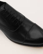 Schwarzer Oxford Captoe aus Kalbsleder als Detailansicht