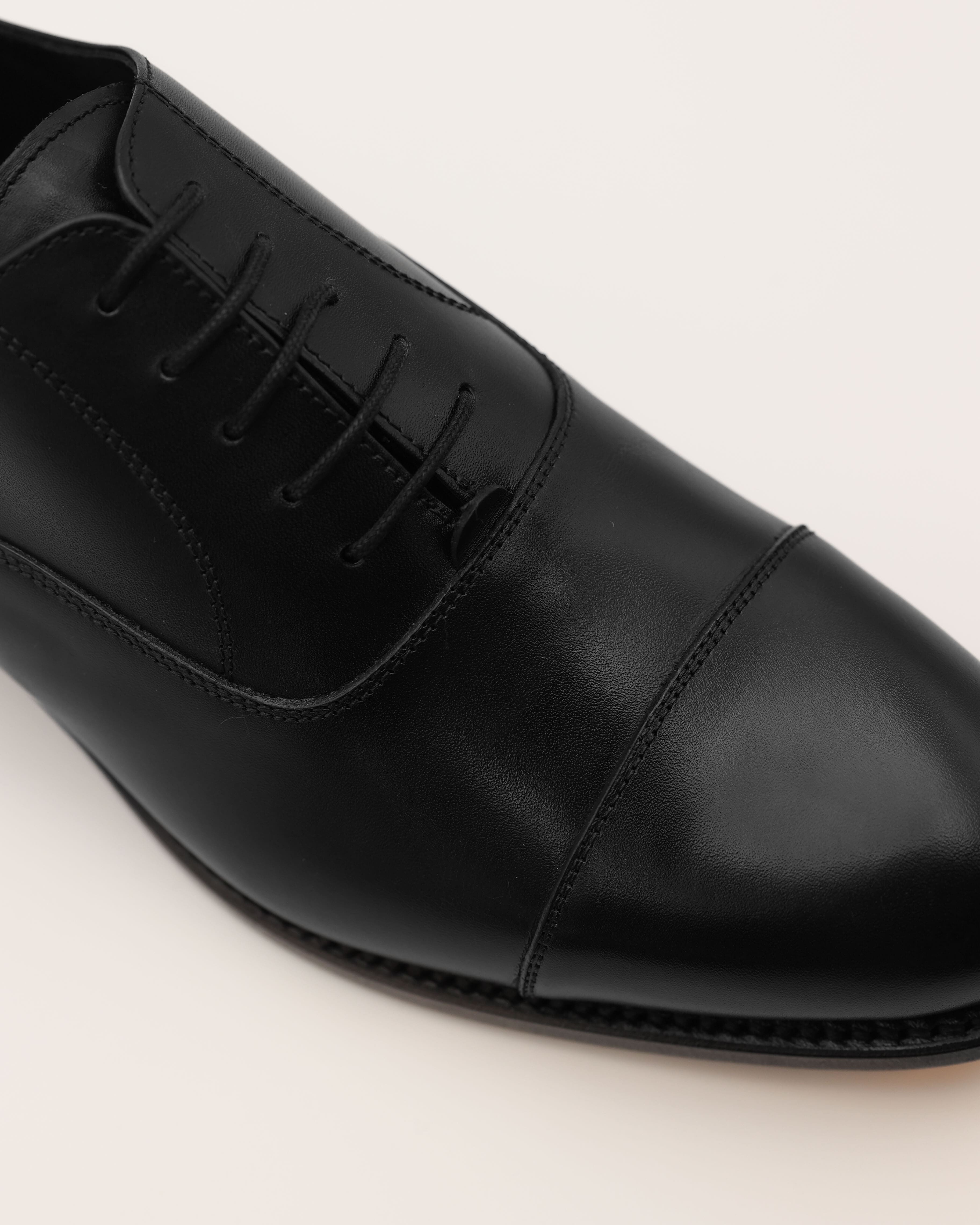 Schwarzer Oxford Captoe aus Kalbsleder als Detailansicht