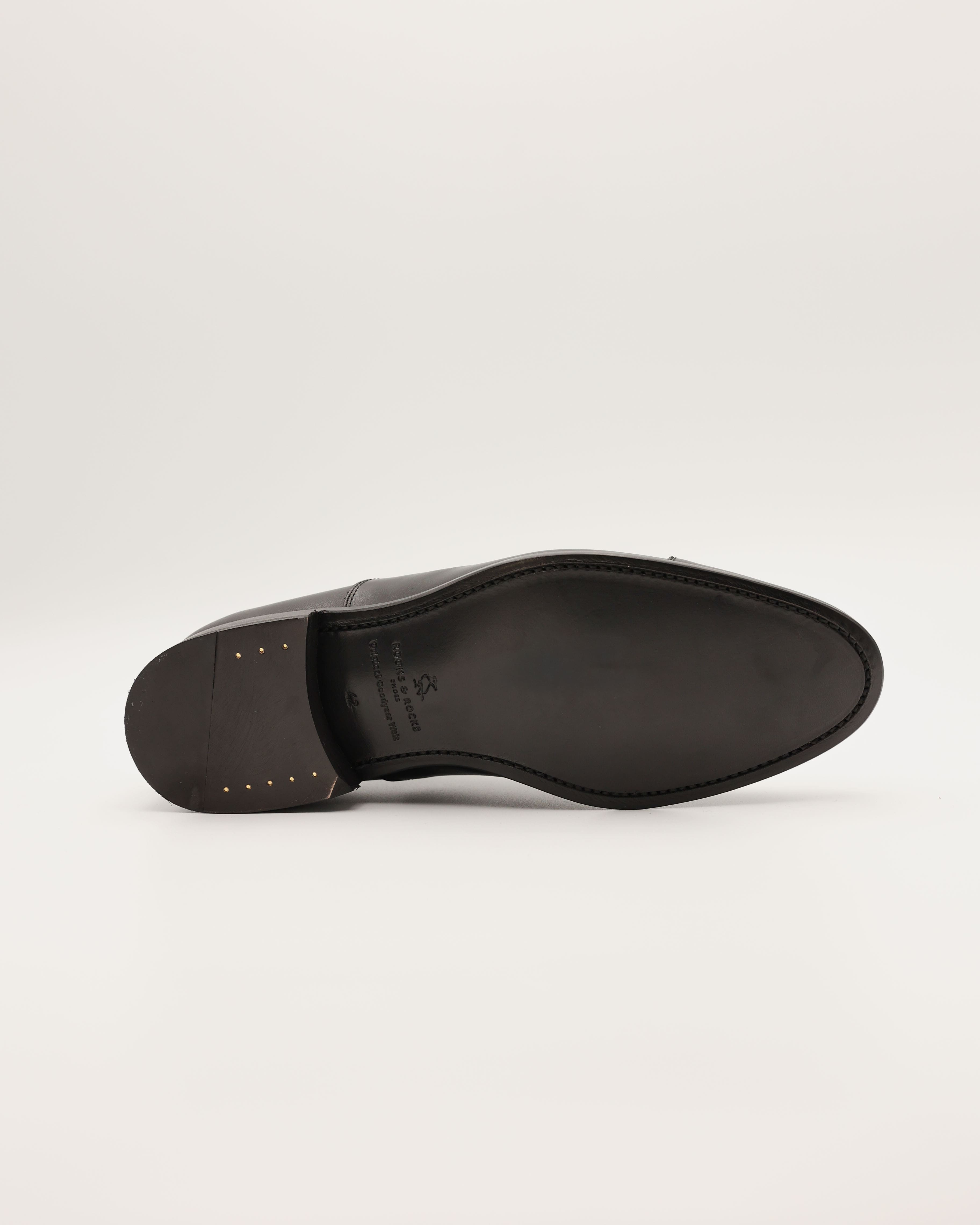 Schwarzer Oxford Captoe aus Kalbsleder von unten