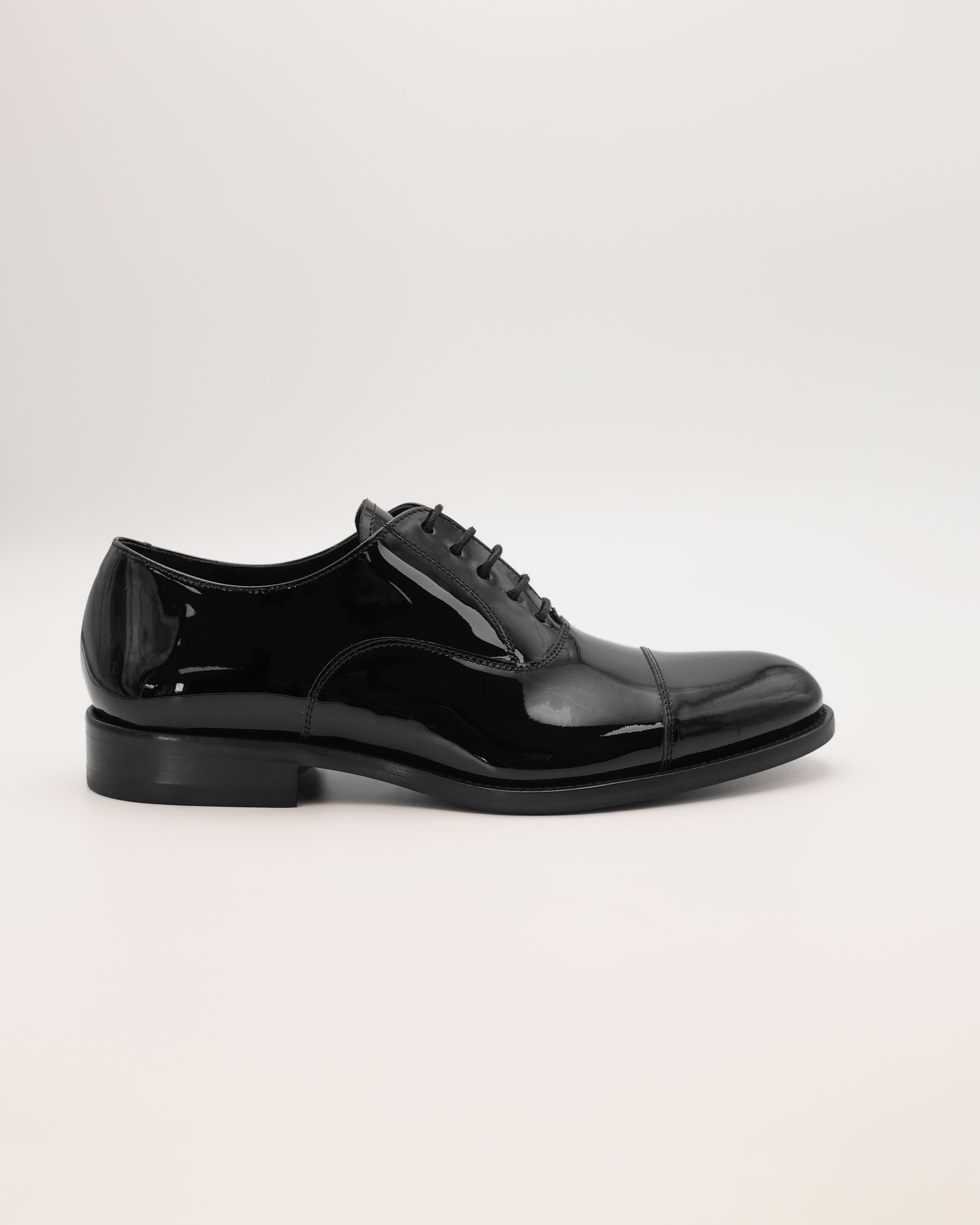 Lackschuhe Oxford Captoe aus Lackleder von der Seite