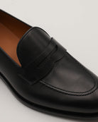 Penny Loafer Box Calf schwarz close up Maske
