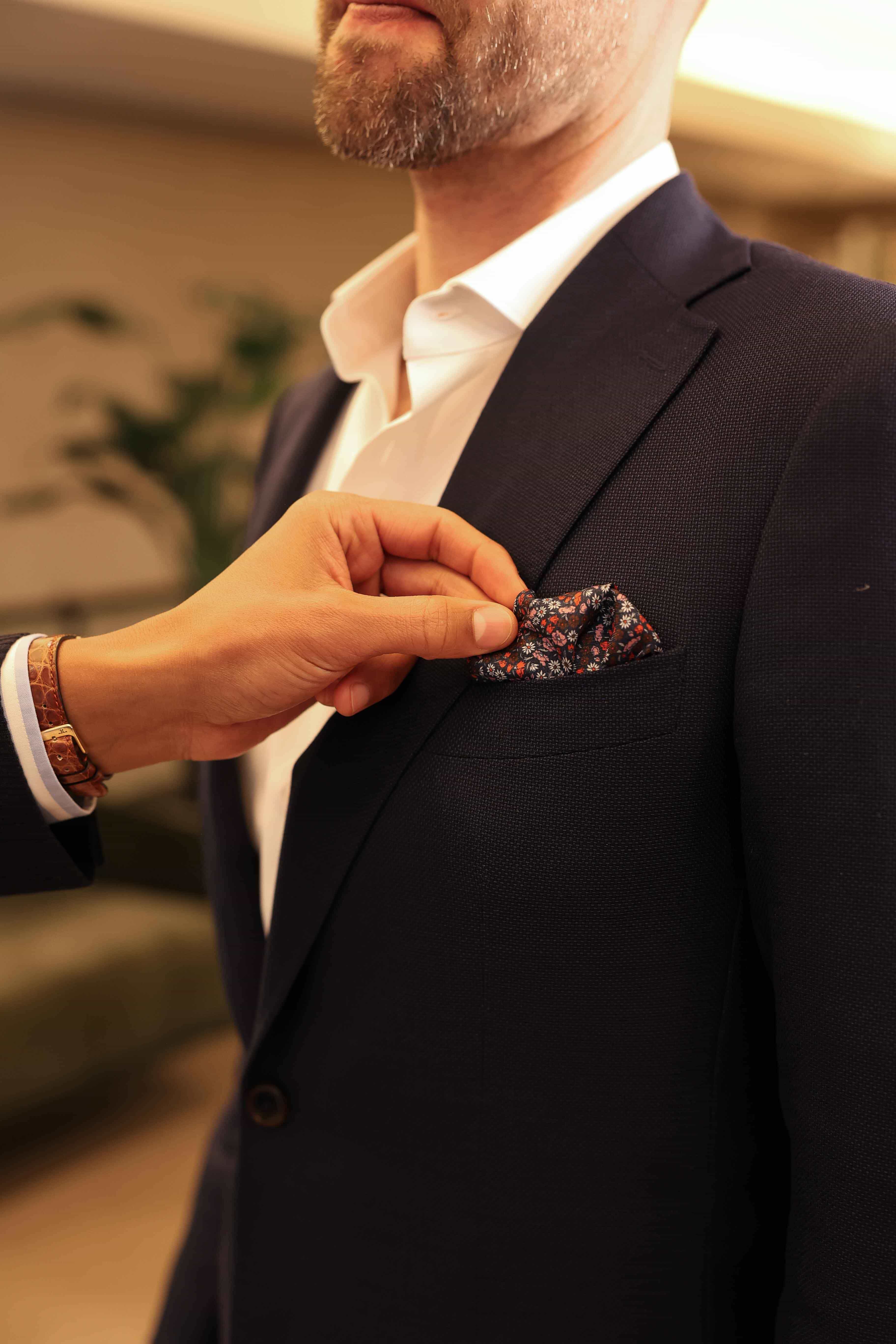 Anprobe mit Kunden bei Rooks & Rocks Einstecktuch