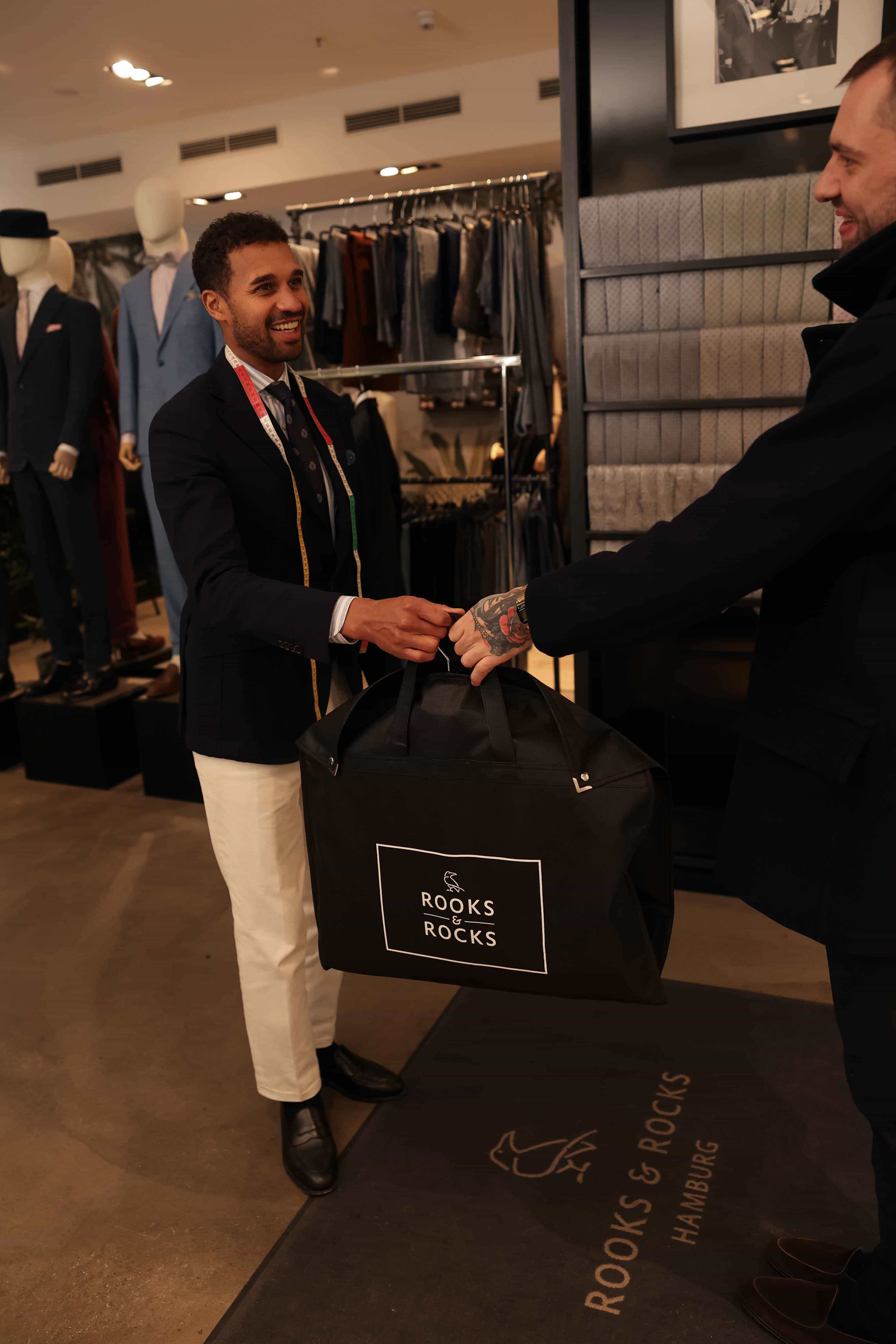 Übergabe des Anzuges mit Kunden bei Rooks & Rocks