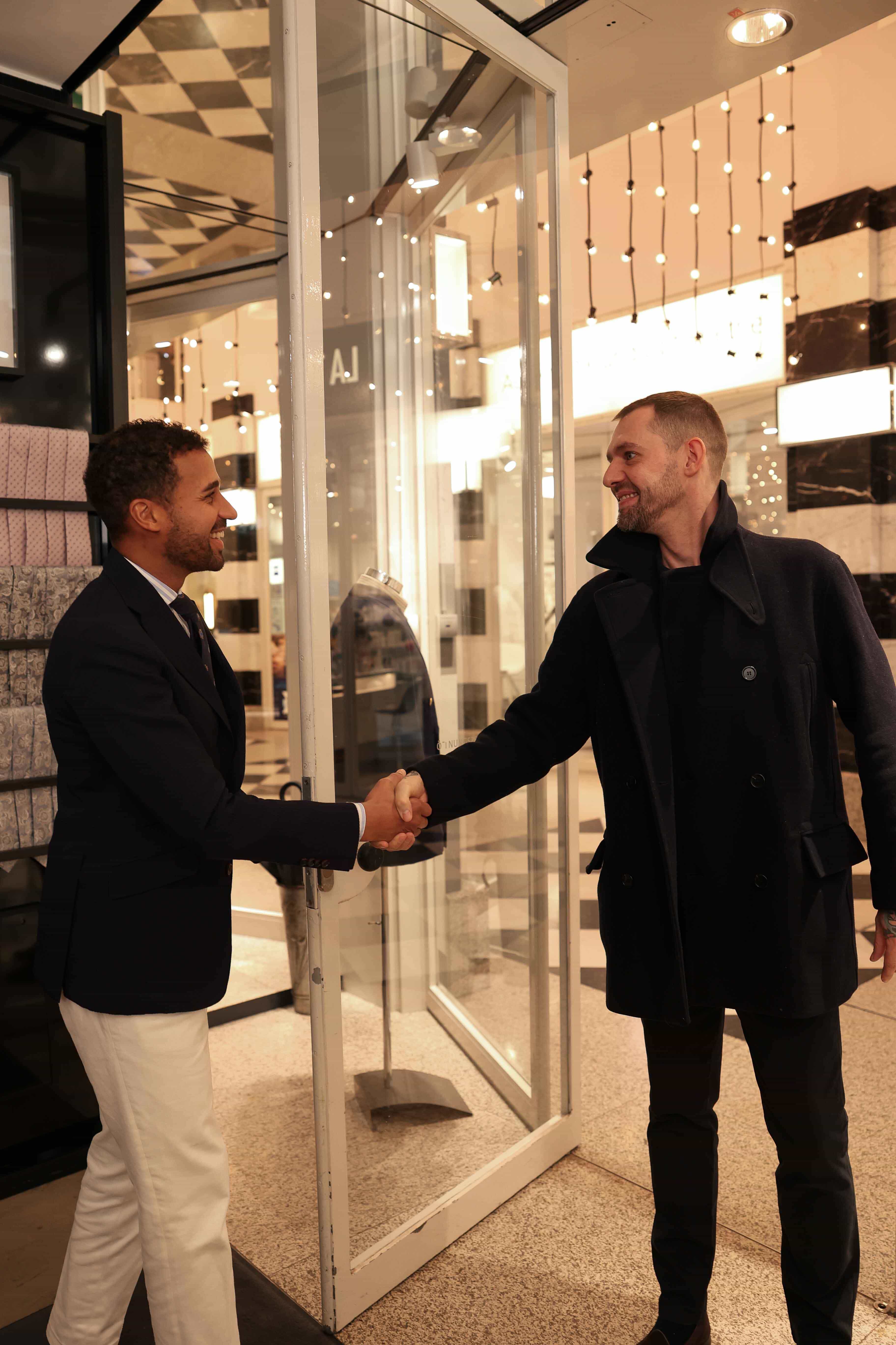 Begrüßung eines Kunden zur Beratung bei Rooks & Rocks