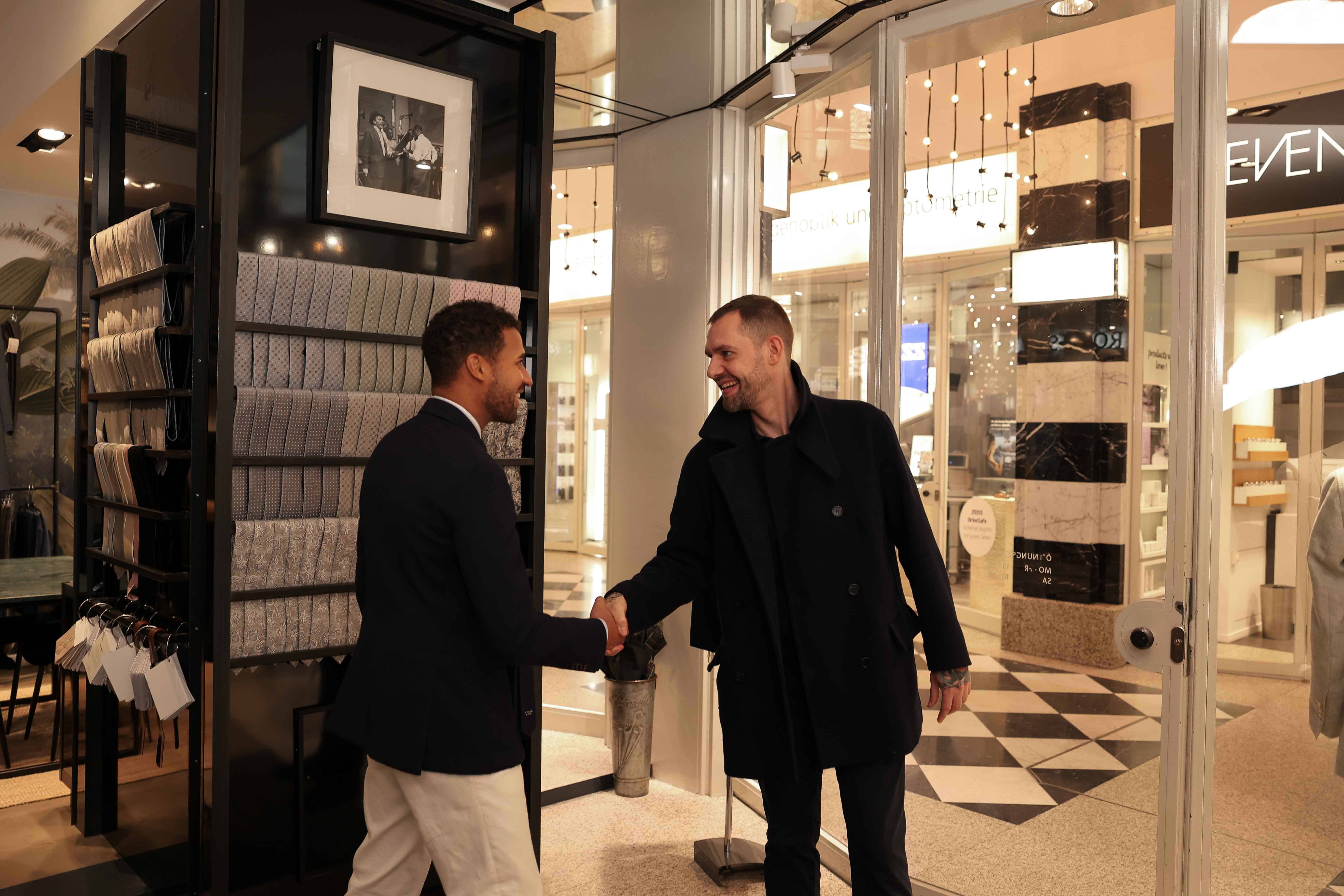 Begrüßung eines Kunden bei Rooks & Rocks