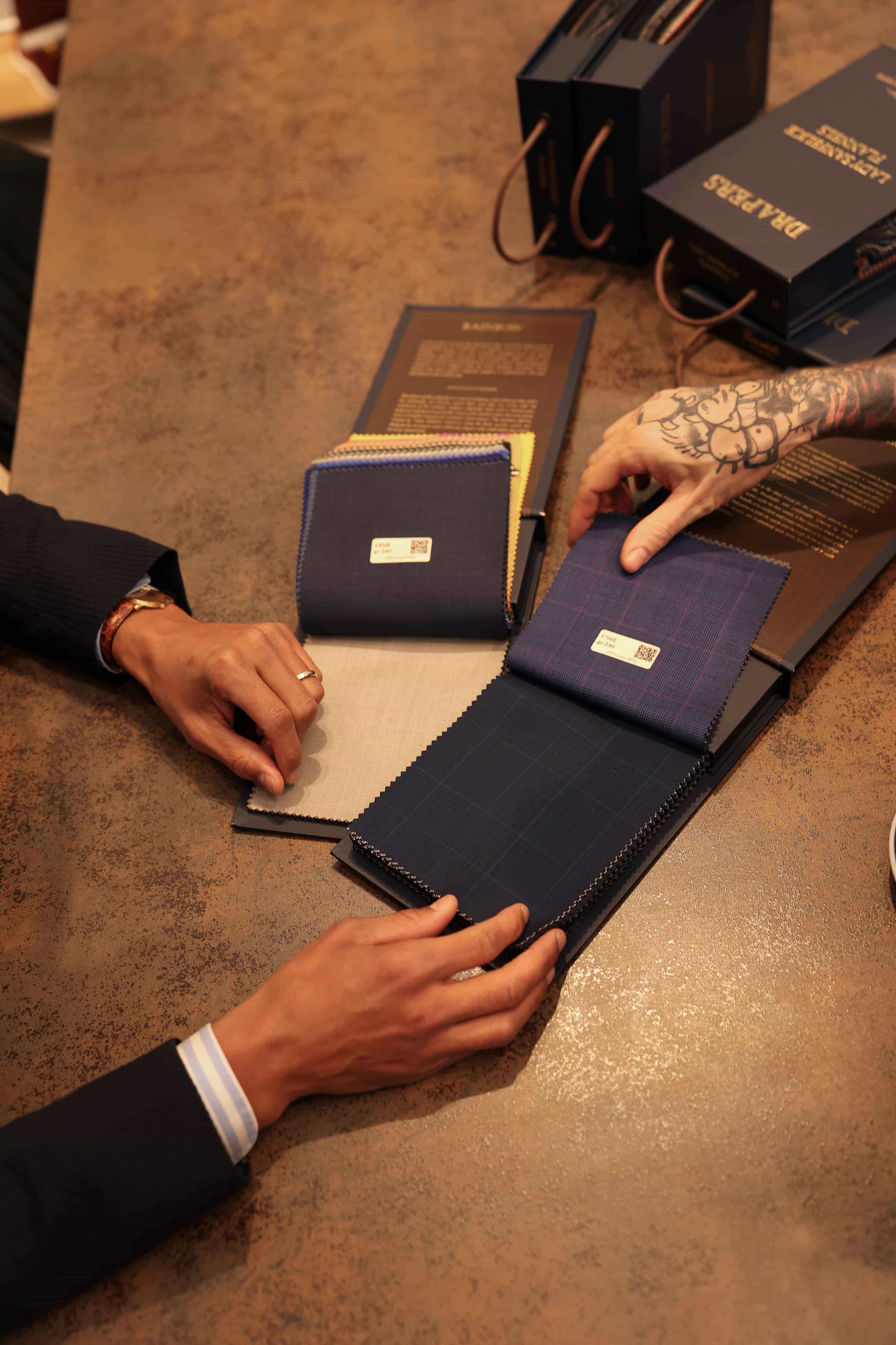 Stoffauswahl mit Kunden bei Rooks & Rocks