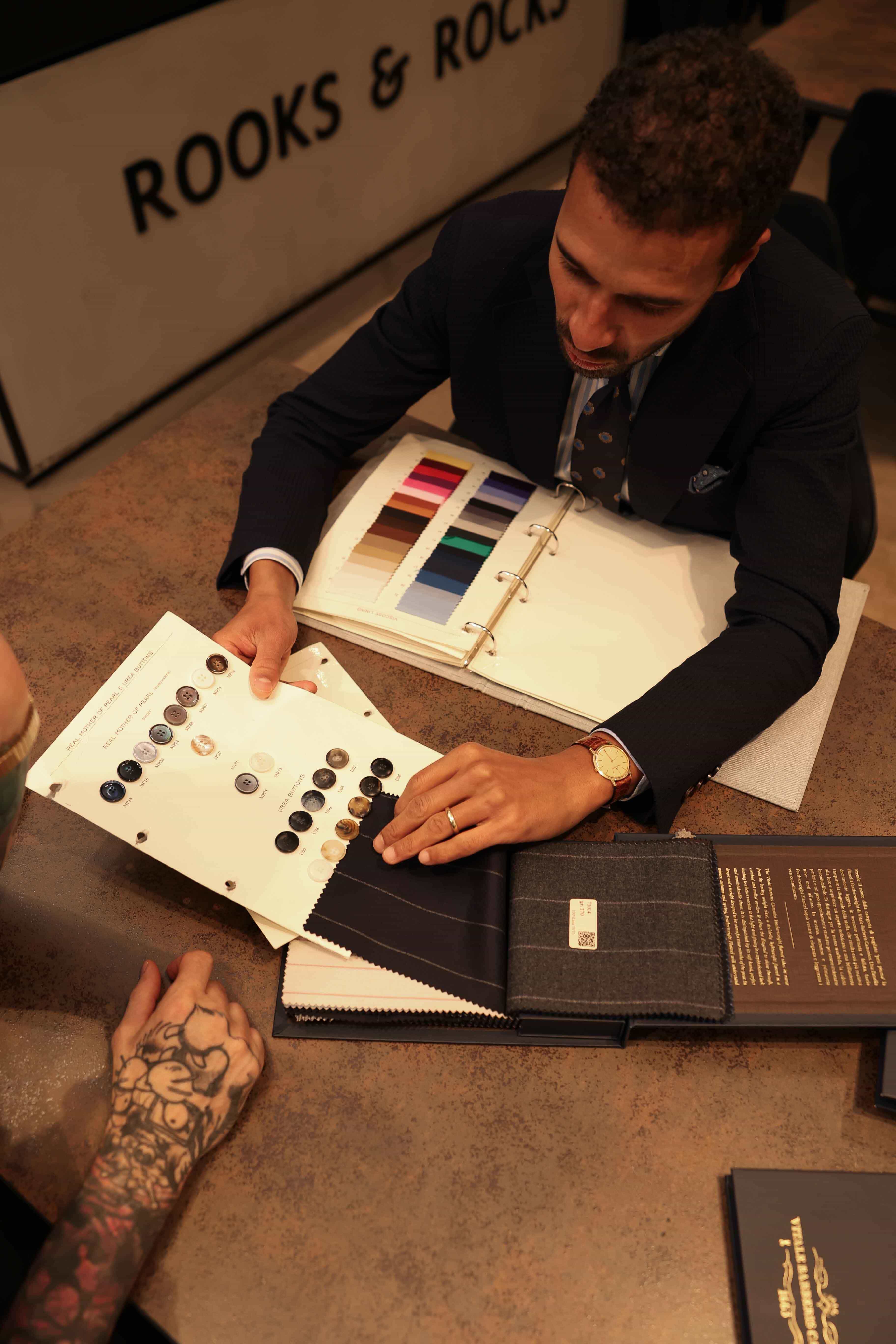 Knöpfe und Innenfutter mit Kunden bei Rooks & Rocks besprechen