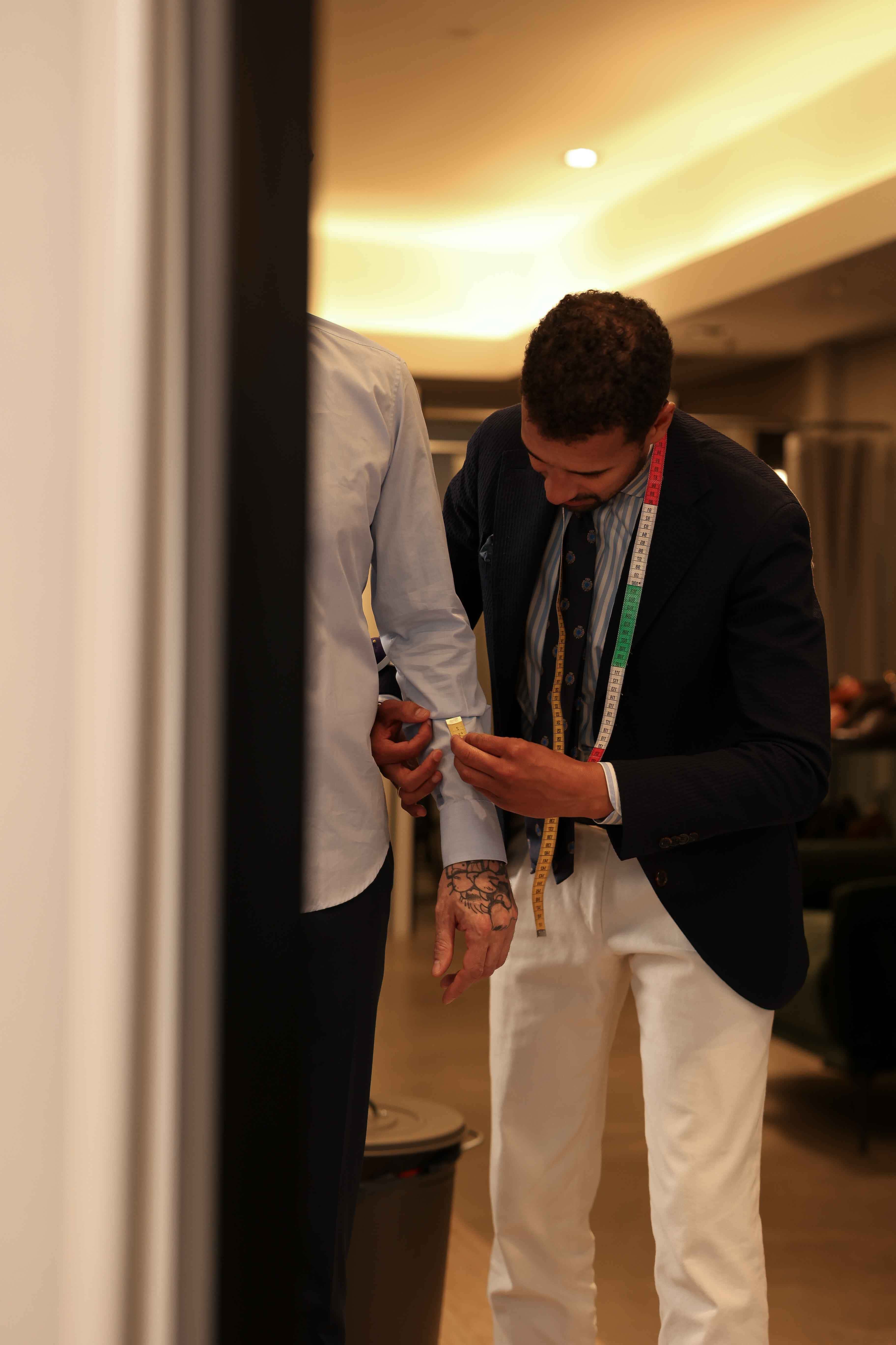 Vermessung eines Kunden bei Rooks & Rocks im Spiegel