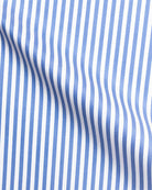 Stoffdetail des blau-weiß breitgestreiften Twill-Masshemds aus Baumwolle von Rooks & Rocks – bügelfreier Stoff in Nahaufnahme