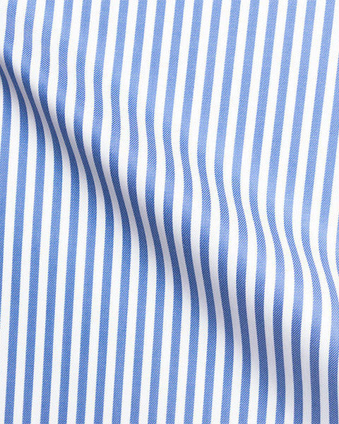 Stoffdetail des blau-weiß breitgestreiften Twill-Masshemds aus Baumwolle von Rooks & Rocks – bügelfreier Stoff in Nahaufnahme