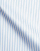 Stoffdetail des blau-weiß gestreiften Twill-Masshemds aus Baumwolle von Rooks & Rocks – bügelfreier Stoff in Nahaufnahme
